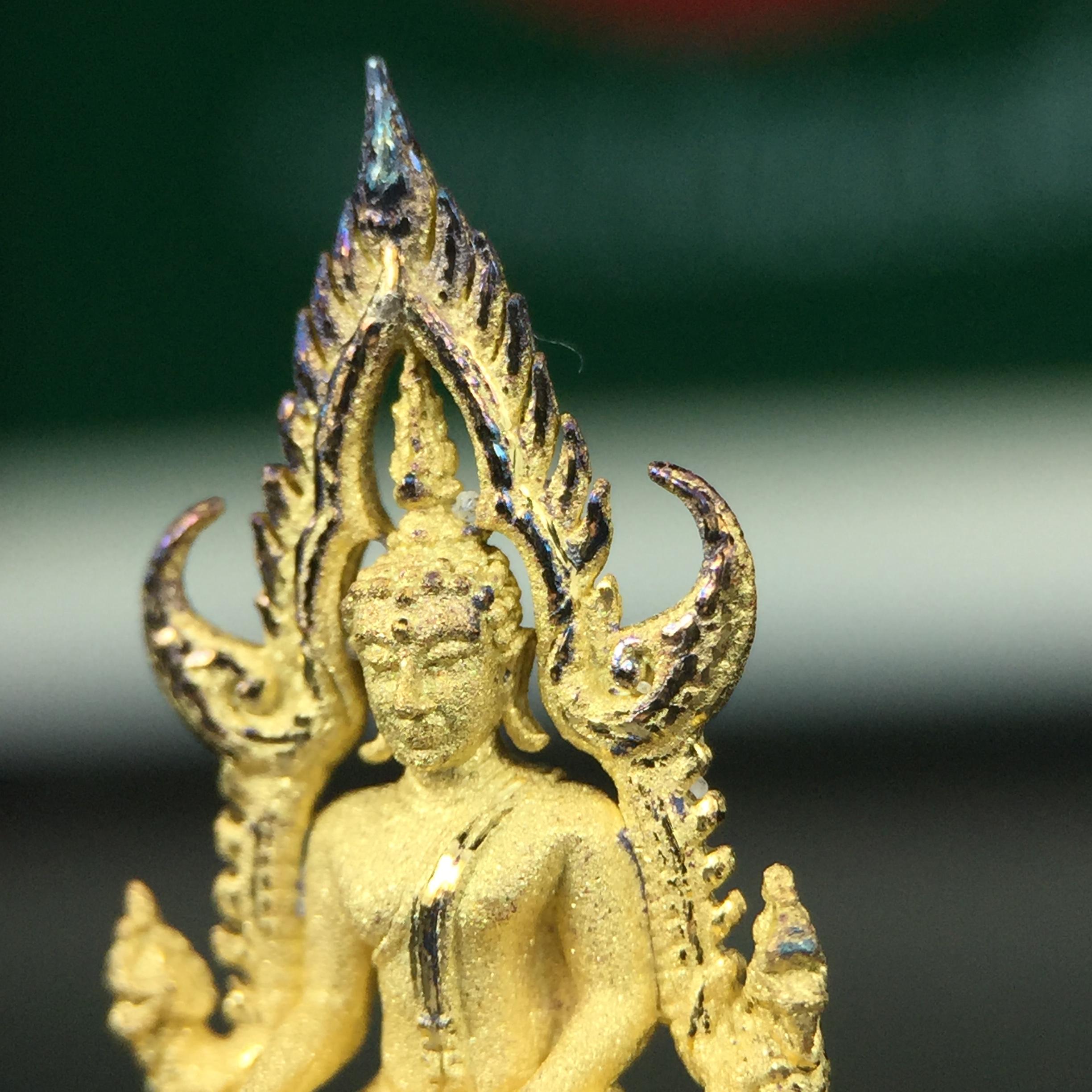 พระพุทธชินราช ภปร. ในวโรกาสพระราชพิธีมหามงคล เฉลิมพระชนมายุ6รอบ 5ธันวาคม2542 มูลนิธิพิทักษ์ดวงตาประชาชน จัดสร้าง เนื้อเงินบริสุทธิ์ 99.9% แบบชุบทองประกายเพชร 3 ไมครอน พิมพ์กลาง ขนาดสูง 2.4 ซม. พร้อมกล่องบรรจุเดิม