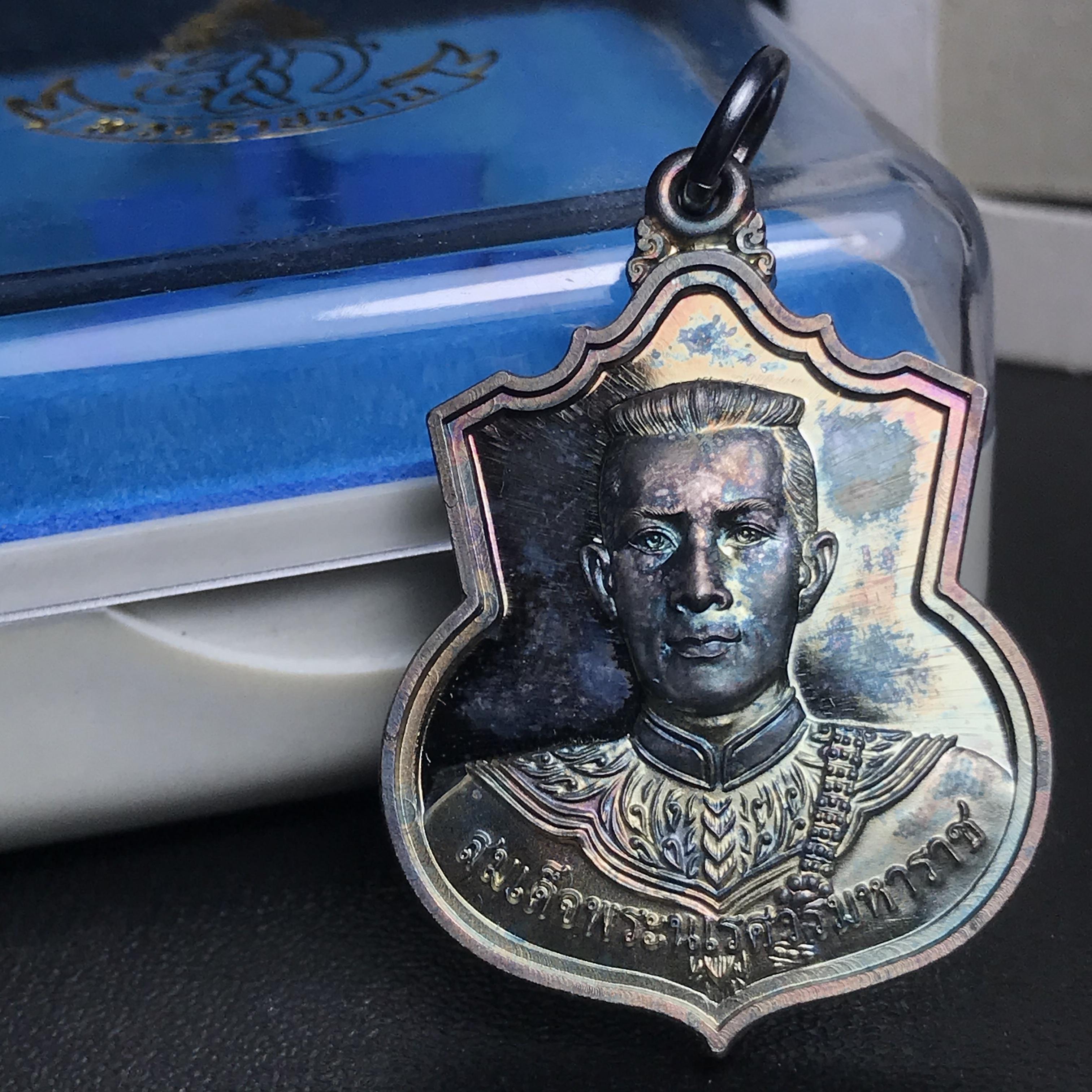 เหรียญสมเด็จพระนเรศวรมหาราช(พระองค์ดำ) รุ่นสู้ หลัง สก. ปี2548 พิธีใหญ่ เนื้อเงิน(ผิวเดิม ขึ้นสีรุ้งธรรมชาติ)สวยมาก