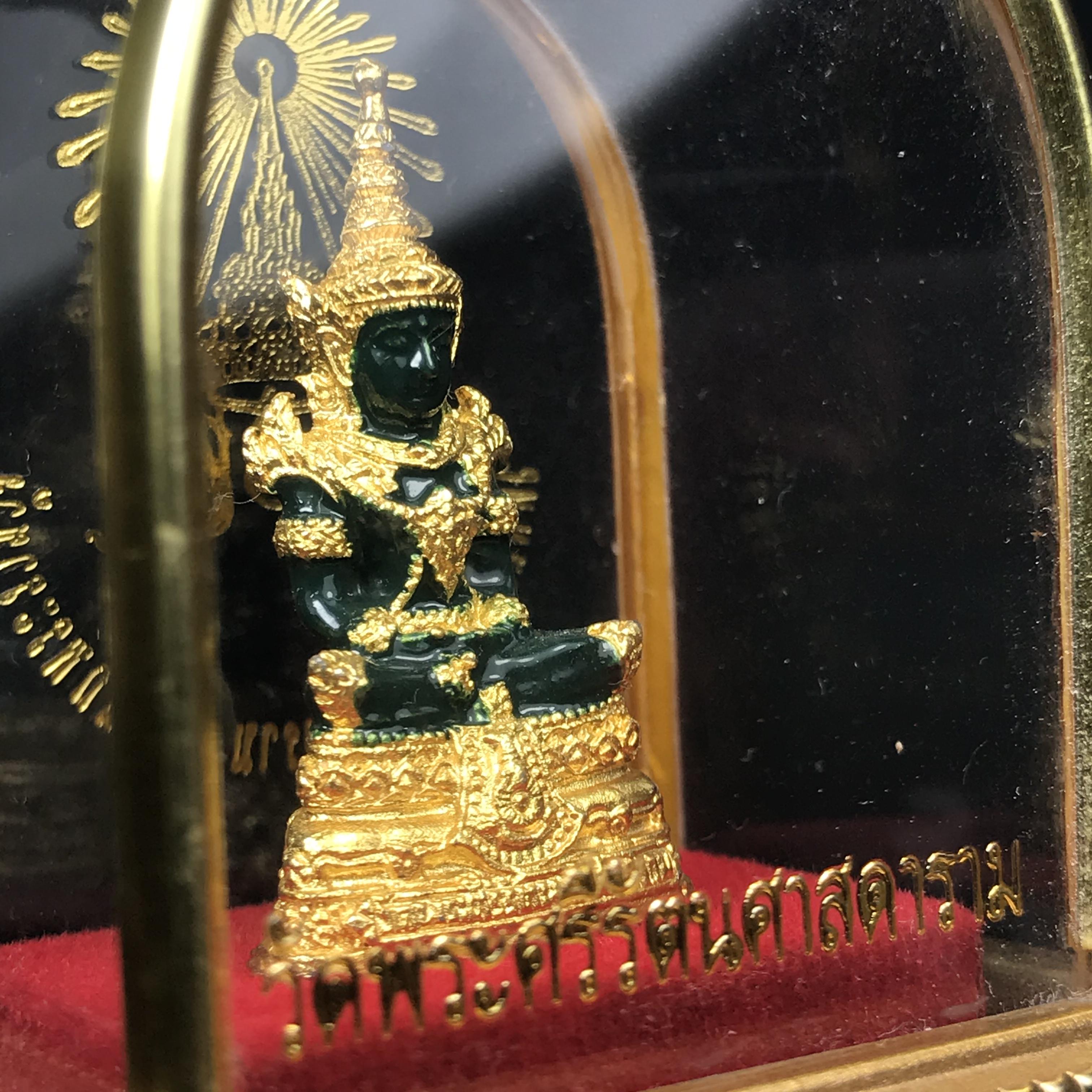 พระพุทธมหามณีรัตนปฏิมากร(พระแก้วมรกต) วัดพระศรีรัตนศาสดาราม สำนักพระราชวัง จัดสร้าง พิมพ์ฤดูร้อน หน้าตัก 1 นิ้วพร้อมครอบตู้เดิม(บรรจุมวลสารใต้ฐาน)