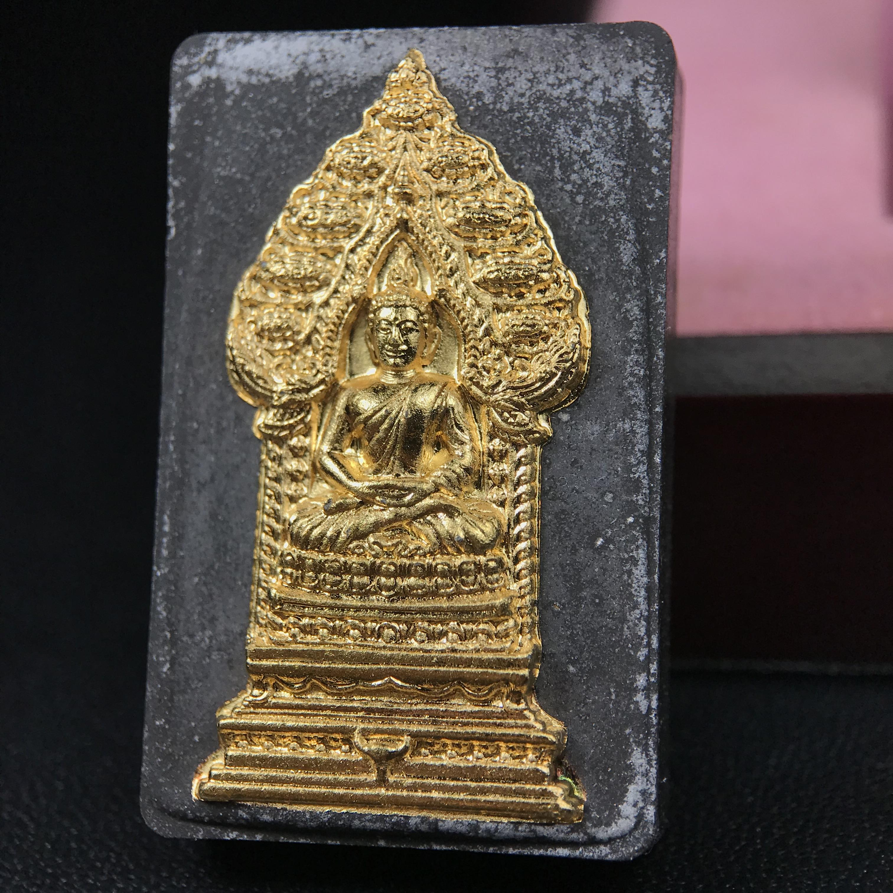 พระนิรันตรายสองกษัตริย์ มหาพุทธานุภาพแห่งแผ่นดิน ปี 2552 "พระผู้ปกป้องคุ้มครองจากภัยอันตรายทั้งปวง" พระผงพิมพ์สมเด็จหน้าปัดทอง สีดำด้านหลังฝังโลหะเงินชุบทอง เชิญอักษรพระปรมาภิไธยสองกษัตริย์(จปร.และ วปร.) พร้อมกล่องบรรจุเดิม องค์หมายเลข ๒๘๐