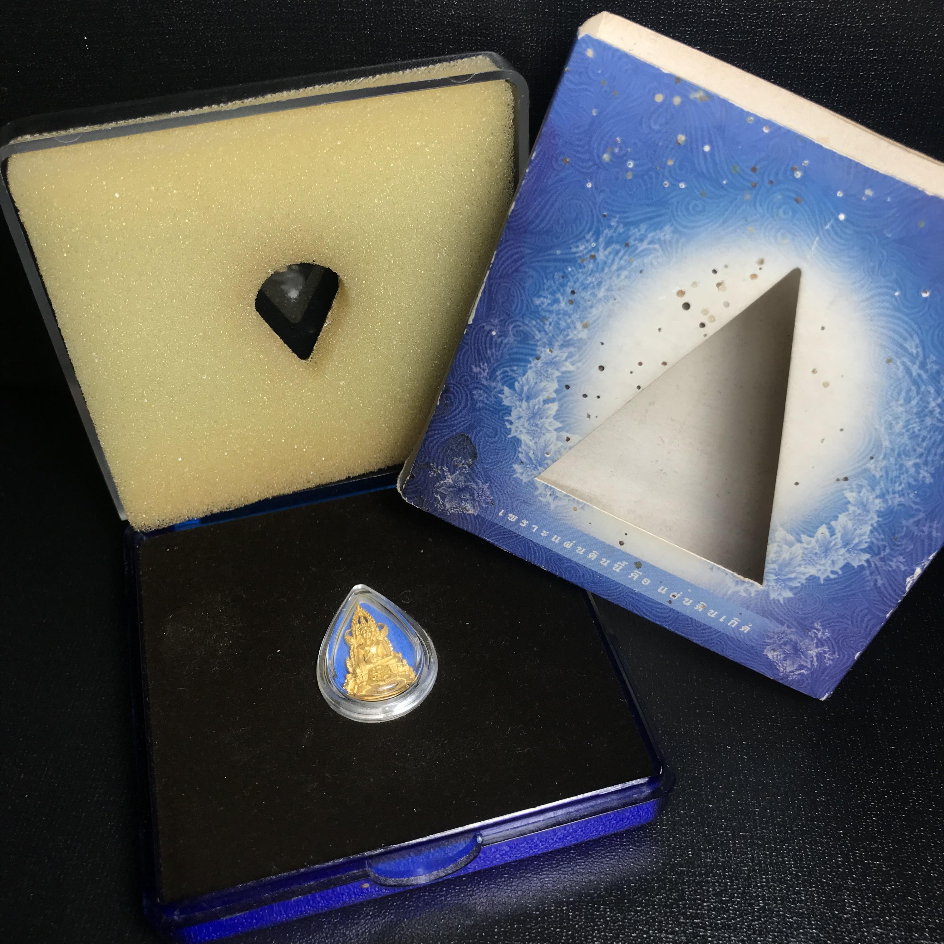 พระพุทธชินราช ภปร. โครงการ เพราะแผ่นดินนี้คือแผ่นดินเกิด ปี2551 เนื้อทองคำ 96.5%(น้ำหนัก 2.6 กรัม) ขนาดหน้าตัก1/4นิ้ว (สวยงามทรงคุณค่าหายาก)1 ใน 5000องค์