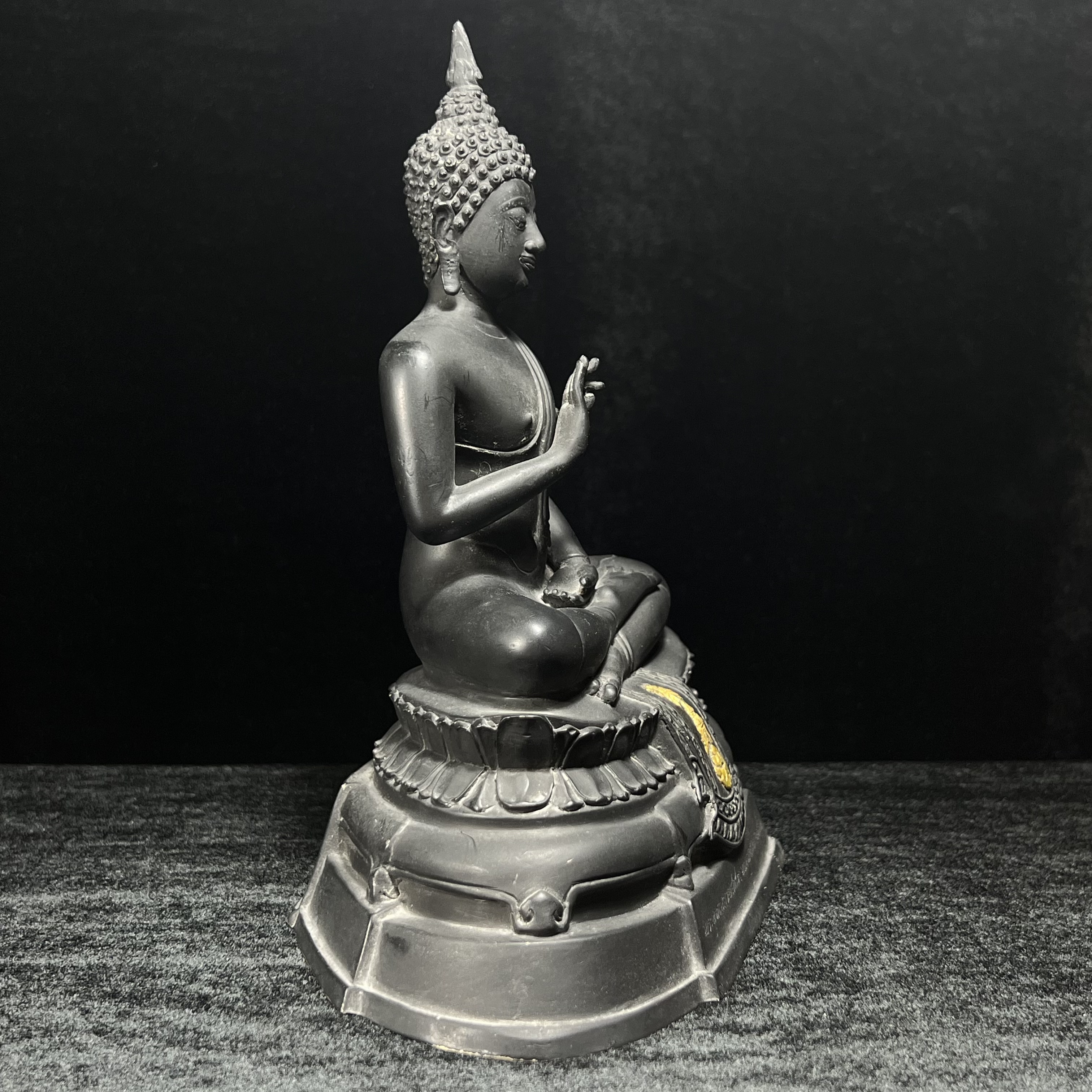 พระพุทธนรเทพศาสดา ทิพยนคราภิมงคลสถิต วัดไทยลอสแองเจลิส สหรัฐอเมริกา ฐาน ภปร. ปี 2522 หน้าตัก 5 นิ้ว เนื้อโลหะรมดำ (อีกหนึ่งพระพุทธ ชุด ภปร.ที่พบเจอและหายาก)ในหลวงรัชกาลที่ 9 เสด็จเททองหมายเลข 225(ผลรวมได้ 9 เลขมหามงคลเจริญก้าวหน้าในทุกด้าน) 1 ใน 2523 องค์