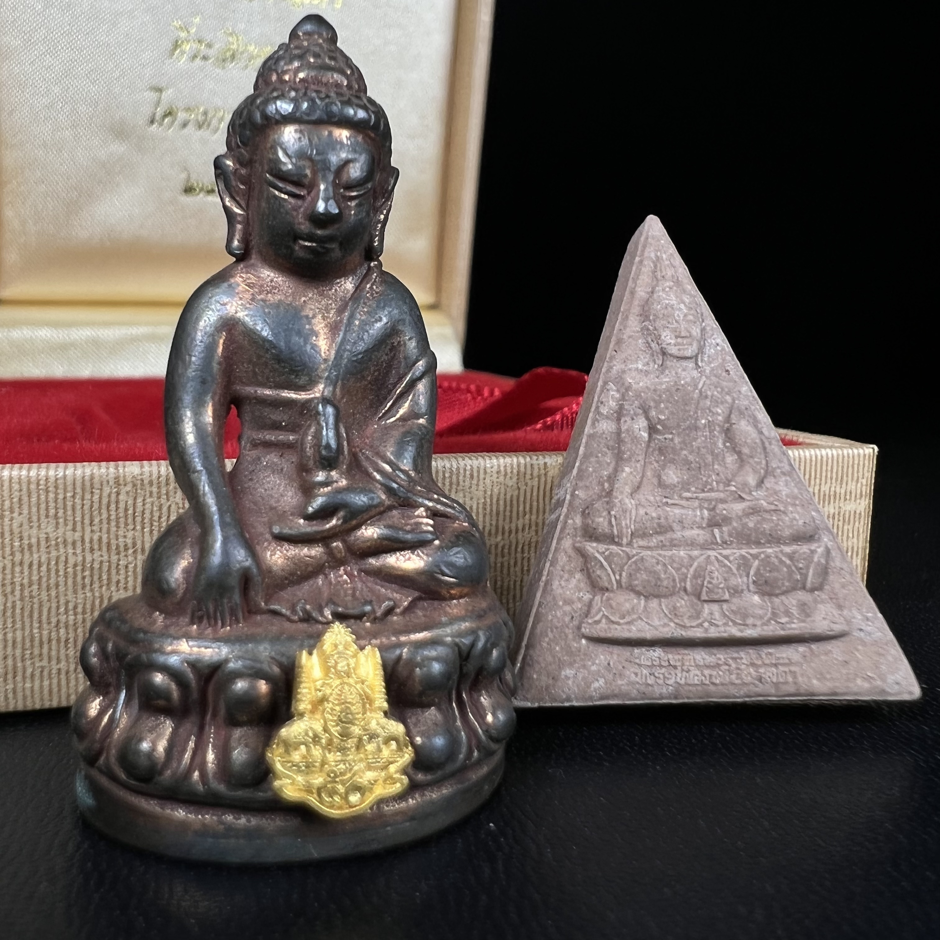 พระกริ่งเจริญโภคทรัพย์ พระพิมพ์จิตรลดา ที่ระลึกโครงการหลวง ปี 2539 ฉลองครองราชสมบัติครบ 50 ปี รัชกาลที่ 9 ตรากาญจนาภิเษกทองคำ(เนื้อทองคำแท้)(ชุดกรรมการหายาก)(1ใน1999ชุด)