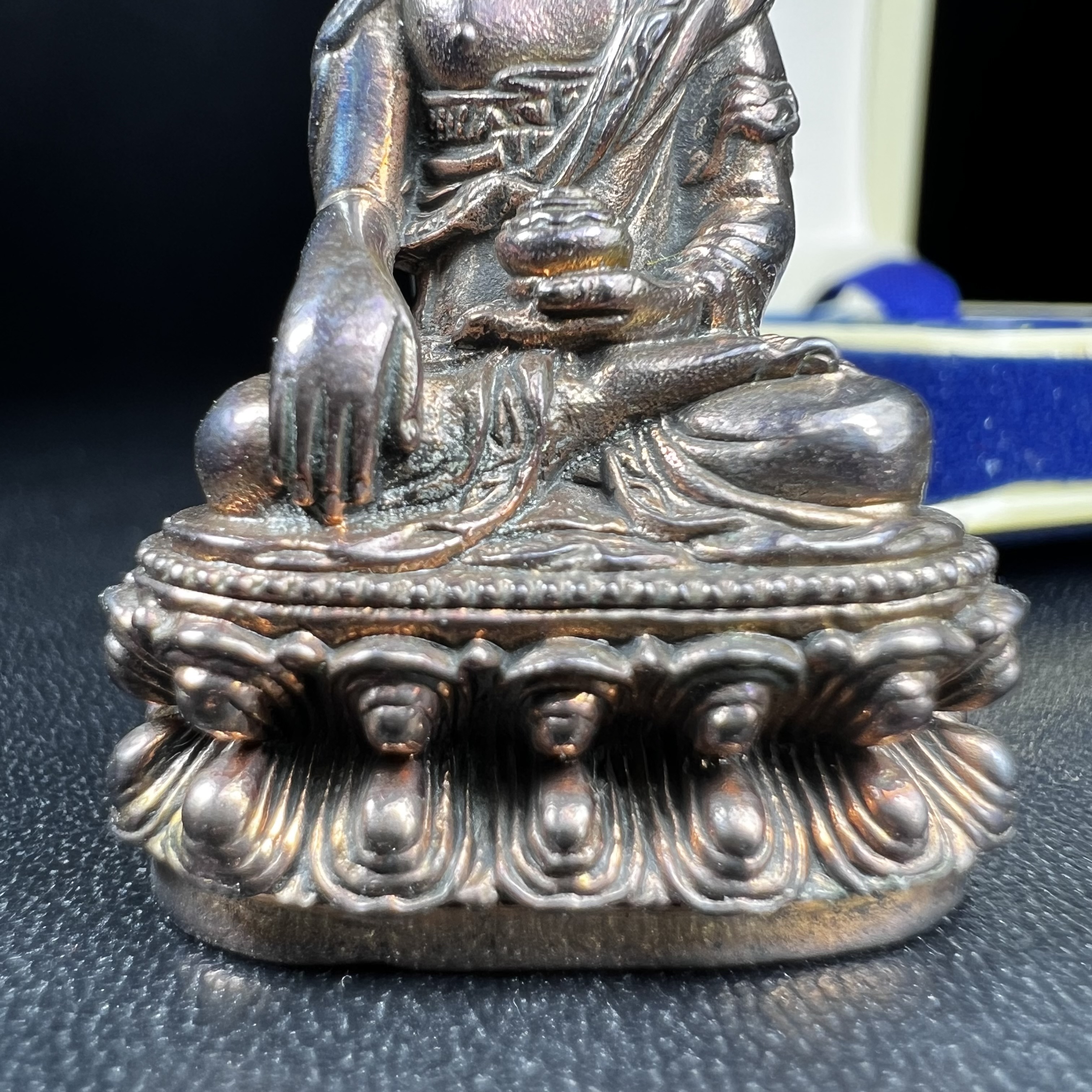 พระกริ่งคชวัตร รุ่นแรก วัดบวรนิเวศวิหาร ปี 2546 เนื้อนวโลหะเต็มสูตรแก่ทองคำ ฉลองพระชนมายุ 90พรรษา สมเด็จพระสังฆราชเจ้า กรมหลวงวชิรญาณสังวร (เจริญ สุวฑฺฒโน) พุทธศิลป์ที่เป็นเอกลักษณ์ ทุกองค์บรรจุเส้นพระเกศาของสมเด็จพระญาณสังวร ยอดนิยม หายาก 1 ใน 3999 องค์