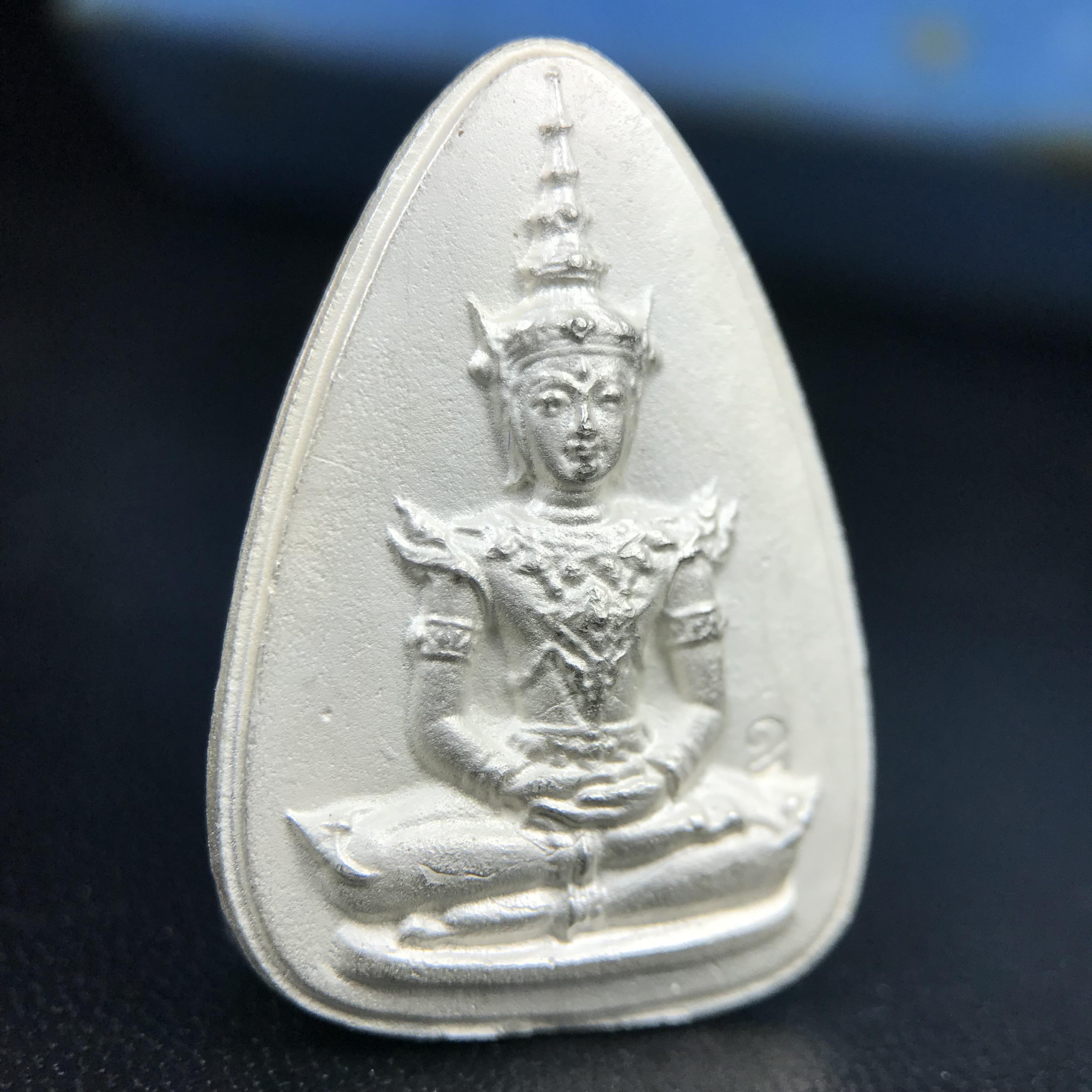 พระแก้วมรกต ญสส. สมเด็จพระญาณสังวร สมเด็จพระสังฆราช วัดบวรนิเวศวิหาร รุ่นมรดกไทย มรดกโลก พ.ศ.2536 จัดสร้างโดยมูลนิธิปริยัติศึกษา ในพระสังฆราชูปถัมภ์ เนื้อเงิน พิมพ์ใหญ่ขนาดสูง 3 ซ.ม. พร้อมกล่องบรรจุเดิมครบ