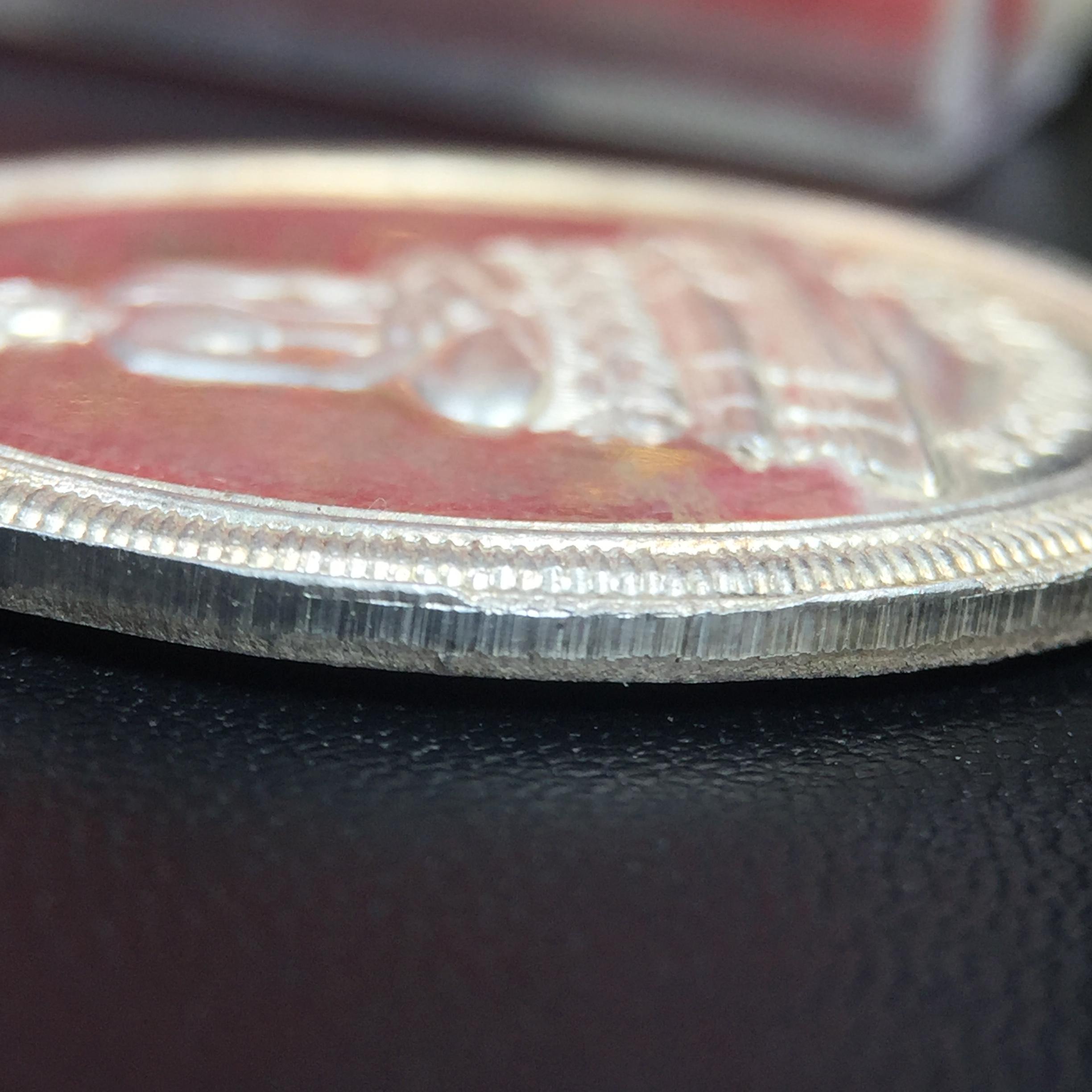 เหรียญพระพุทธสิหิงค์ ภปร. รุ่นมหาลัยธรรมศาสตร์ 60ปี พ.ศ.2537 พิมพ์ใหญ่ เนื้อเงินพร้อมกล่องบรรจุเดิม(ในหลวงรัชกาลที่9เสด็จในพิธี)(พิธีใหญ่ เกจิที่มีชื่อเสียงมาร่วมปลุกเสกจำนวนมาก ชนวนมาลสารเก่าเข้มขลัง )ของดีธรรมศาสตร์ที่ศิษย์เก่าไม่ควรพลาด