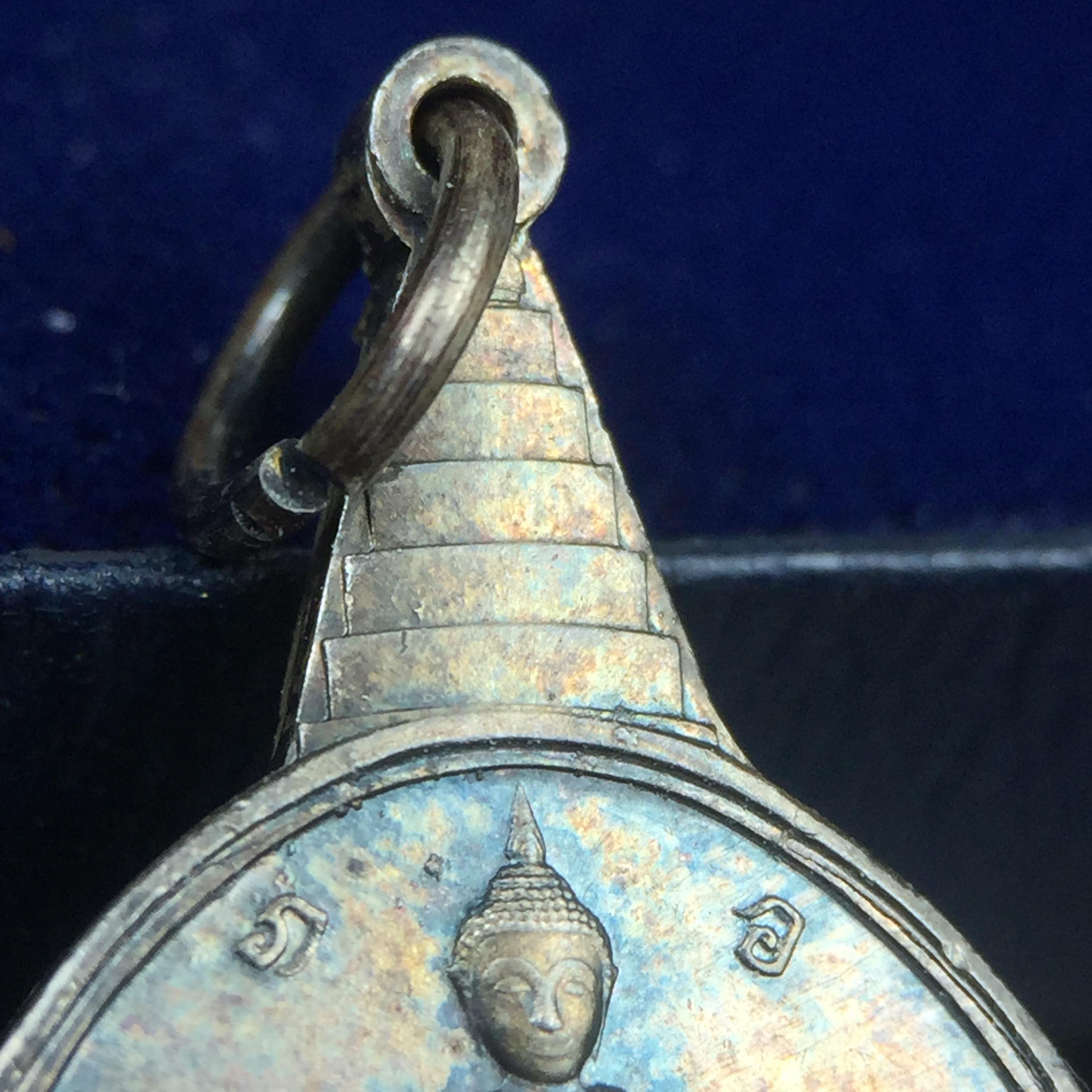 เหรียญพระชัยหลังช้าง ภปร. ครบ 5 รอบ ในหลวงรัชกาลที่9 พ.ศ.2530 พิมพ์เล็ก เนื้อเงิน(หนัก 2 สลึง)(สภาพผิวเดิมขึ้นสีรุ้งธรรมชาติสวยมาก)หายาก สภาพสวยเดิมพร้อมกล่องบรรจุเดิมครบสมบูรณ์(พิธีใหญ่ รุ่นยอดมนิยม)