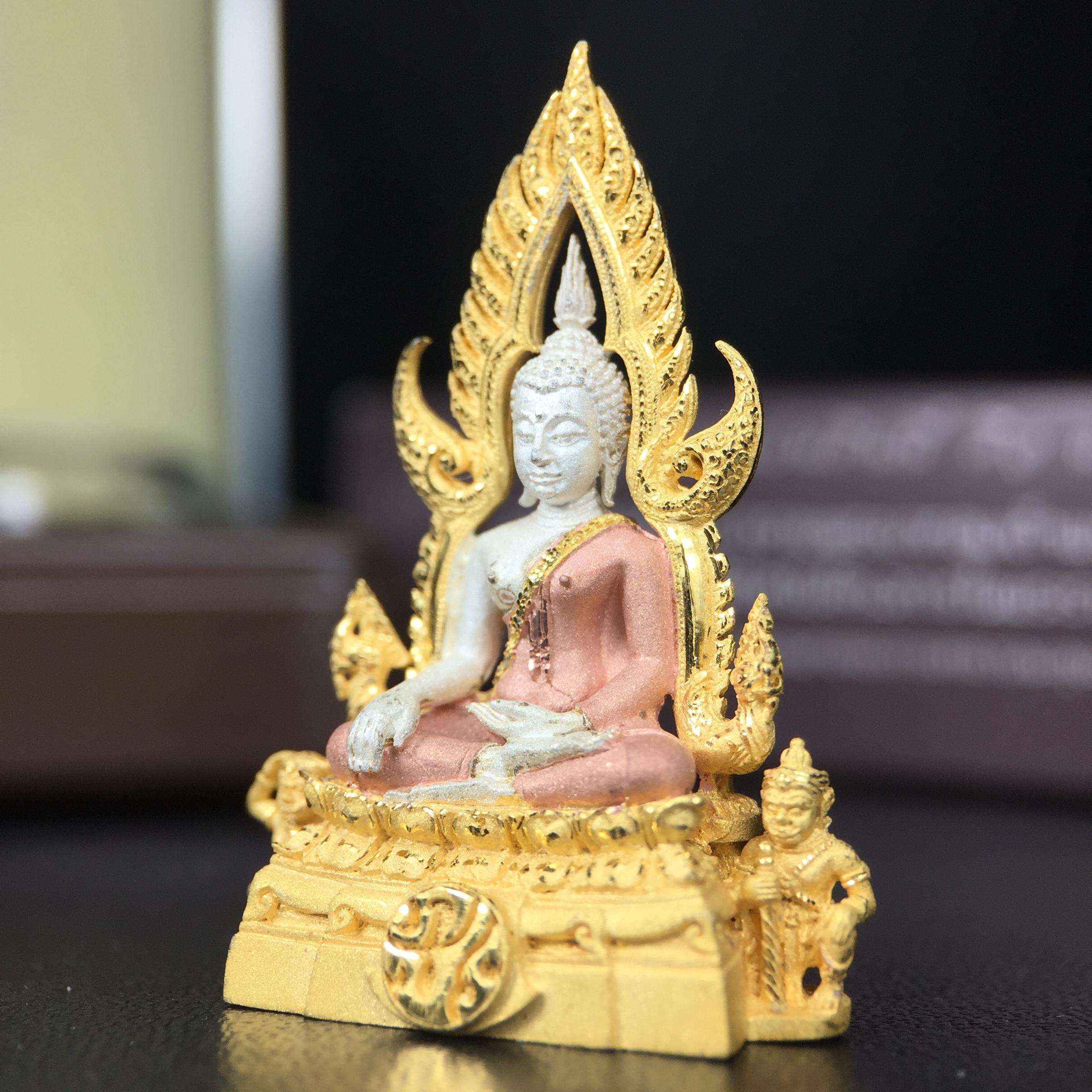 พระพุทธชินราช ภปร. โครงการ "เพราะแผ่นดินนี้ คือ แผ่นดินเกิด" ปี2548(รุ่นแรก) ลอยองค์ หน้าตัก 1/2 นิ้ว เนื้อเงินสามกษัตริย์ พุทธศิลป์งดงามทรงคุณค่า รุ่นยอดนิยม