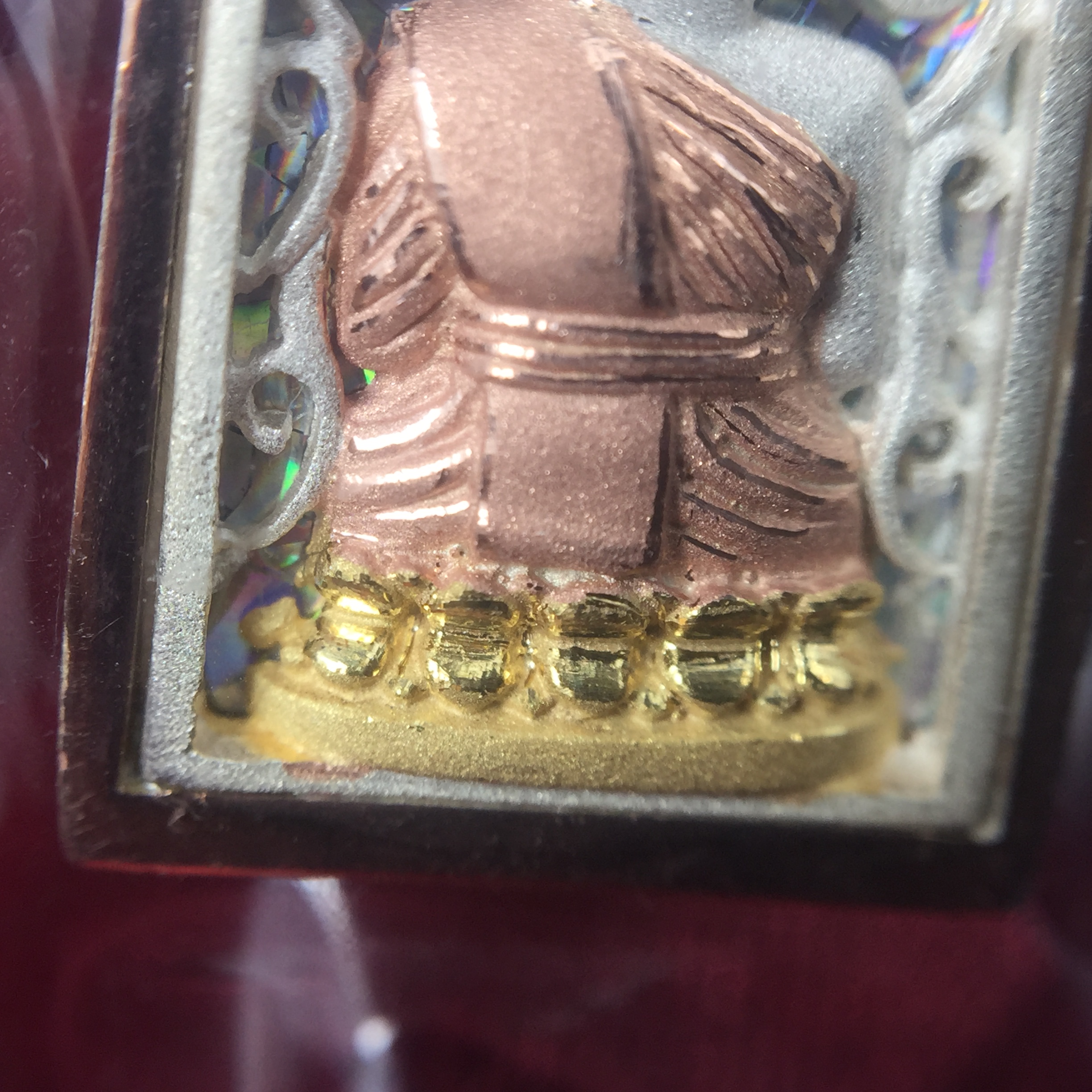 เหรียญหลวงพ่อทวด รุ่น มงคลบารมี วัดประสาทบุญญาวาส ปี 2545 เนื้อเงินสามกษัตริย์ พิมพ์ทรงพระรอด(ขนาด 2.2*1.5 ซม.)ฉลุลายฉากพื้นหลังสามมิติเปลือกหอยมุกสวยงาม ตอกโค๊ต ก(กรรมการ)พร้อมกล่องบรรจุเดิม