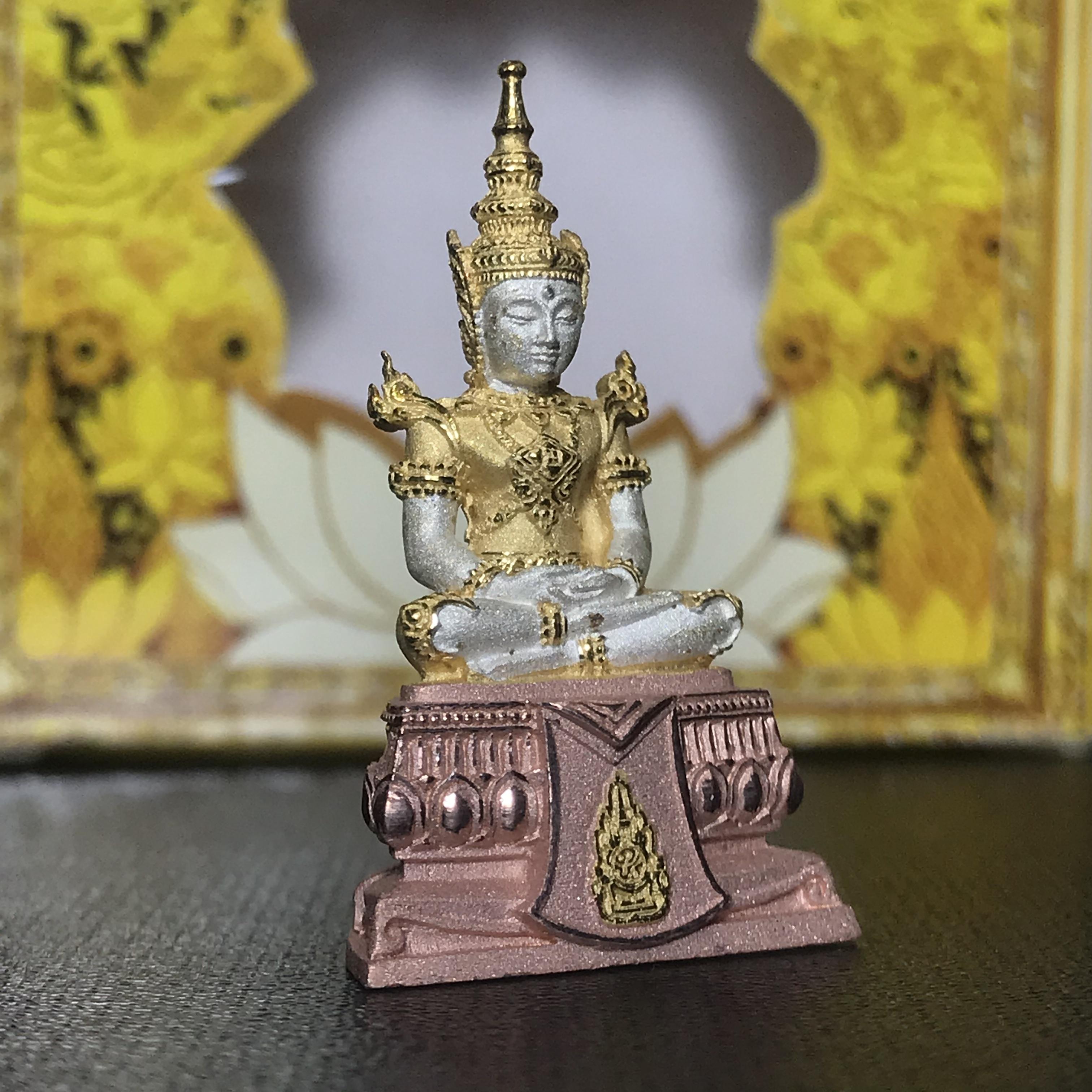 พระแก้วมรกต(จำลอง)ลอยองค์ ขนาดหน้าตัก 1/2 นิ้ว ทรงเครื่องฤดูร้อน เนื้อเงินสามกษัตริย์ ตราสัญลักษณ์ฉลองสิริราชสมบัติ ครบ 60 ปี พ.ศ.2549(สภาพสวย ครบ สมบูรณ์))