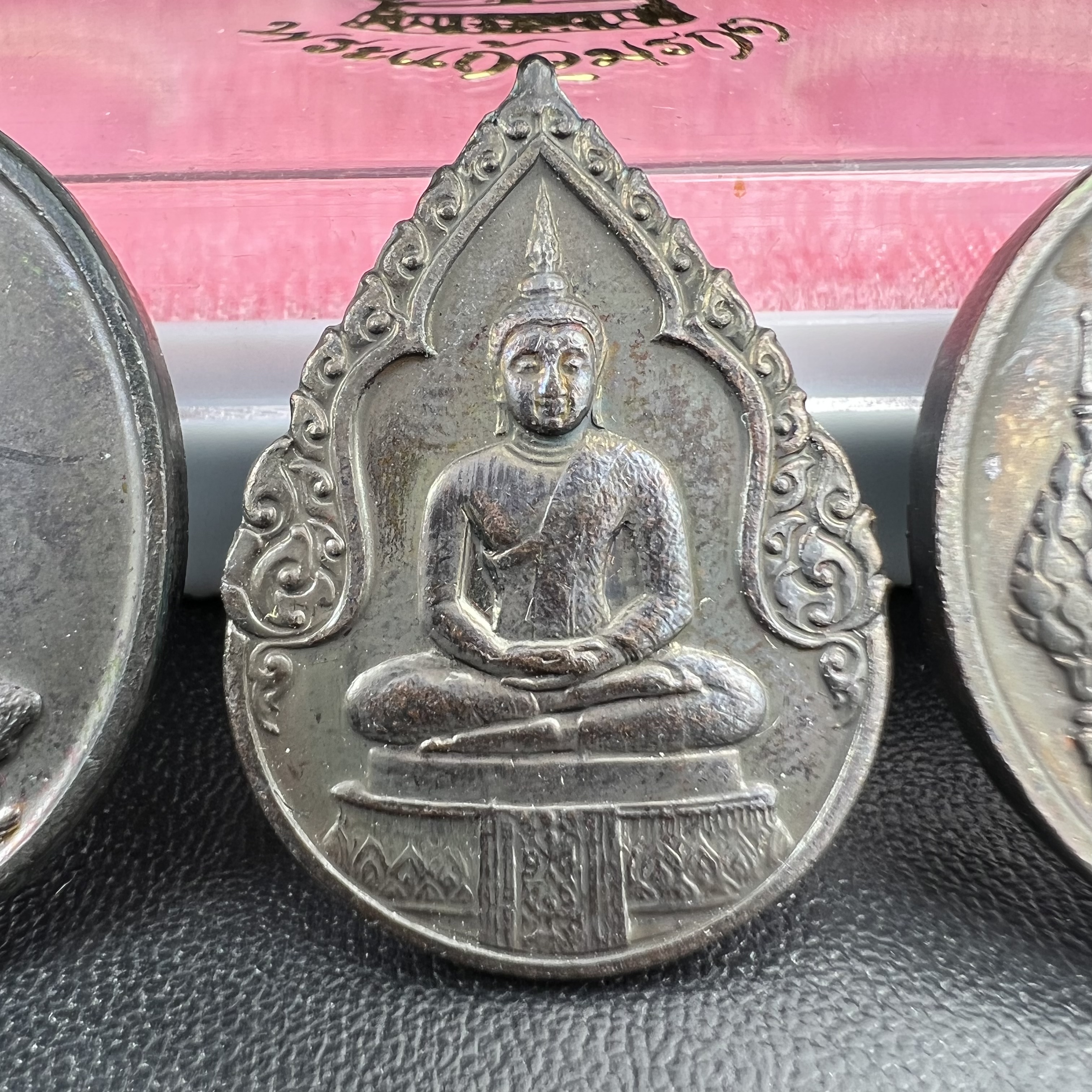 เหรียญพระแก้วมรกตหลัง ภปร. ฉลองกรุงรัตนโกสินทร์ครบ 200 ปี พ.ศ.2525 เนื้อทองแดงกล่องบรรจุเดิมครบ3พิมพ์(บล็อกพระราชศรัธา)(ในหลวงรัชกาลที่9 เสด็จในพิธี)