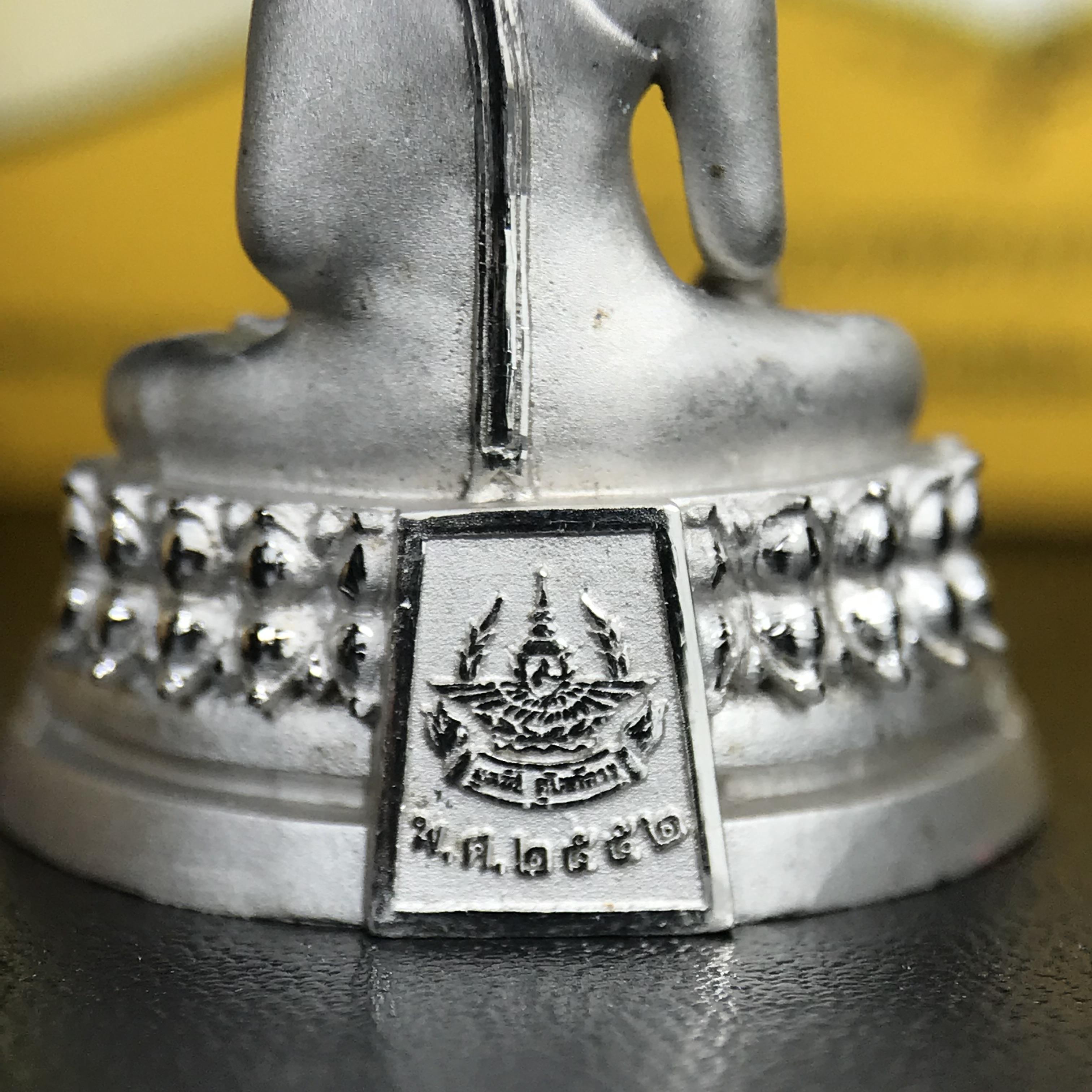 พระพุทธรูปคุ้มเกล้า ภปร.(ใต้ร่มพระบารมี คุ้มเกล้า) 60ปี โรงพยาบาลภูมิพลฯ พ.ศ.2552 เนื้อเงิน ชุบทองคำขาว(พิมพ์ใหญ่ขนาด 35.5*24 มม.)สภาพสวยเดิมพร้อมกล่องบรรจุเดิม ตอกโค๊ดหมายเลข ๘๒๒ หายาก(1ใน5000 องค์)