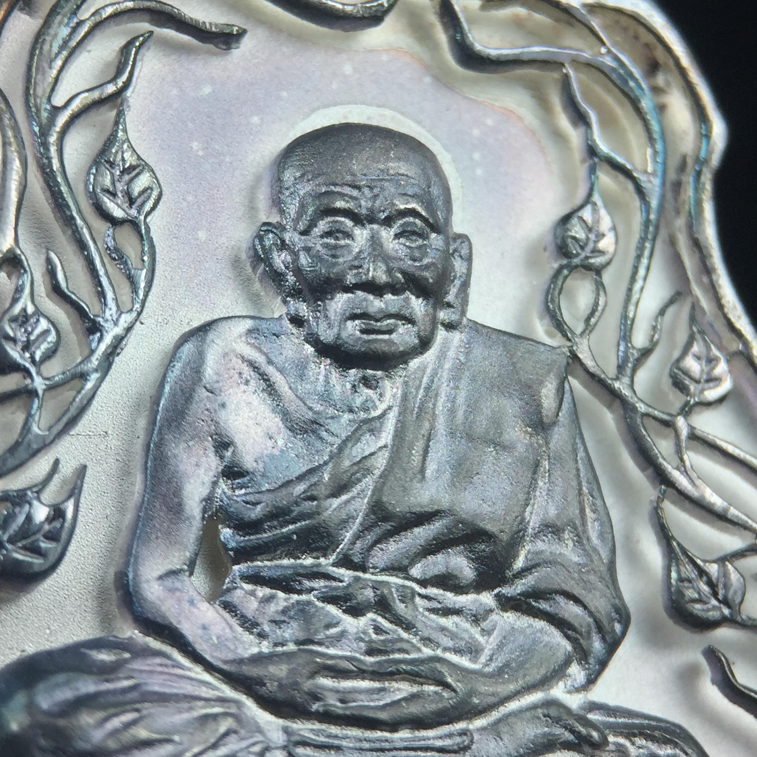 เหรียญหลวงปู่ทวด พระนามาภิไธย สก. แบบงานฉลุโบราณ(HAND MADE) ปี 2544 เนื้อเงิน(ผิวเดิมขึ้นสีรุ้งธรรมชาติสวยมาก) พิธีปลุกเสก ณ อุโบสถวัดช้างให้ และ พิธีมังคลาภิเษก ณ พระอุโบสถ วัดพระศรีรัตนศาสดาราม(วัดพระแก้ว) (1 ใน 2000 เหรียญ)พบเจอน้อยหายากมาก