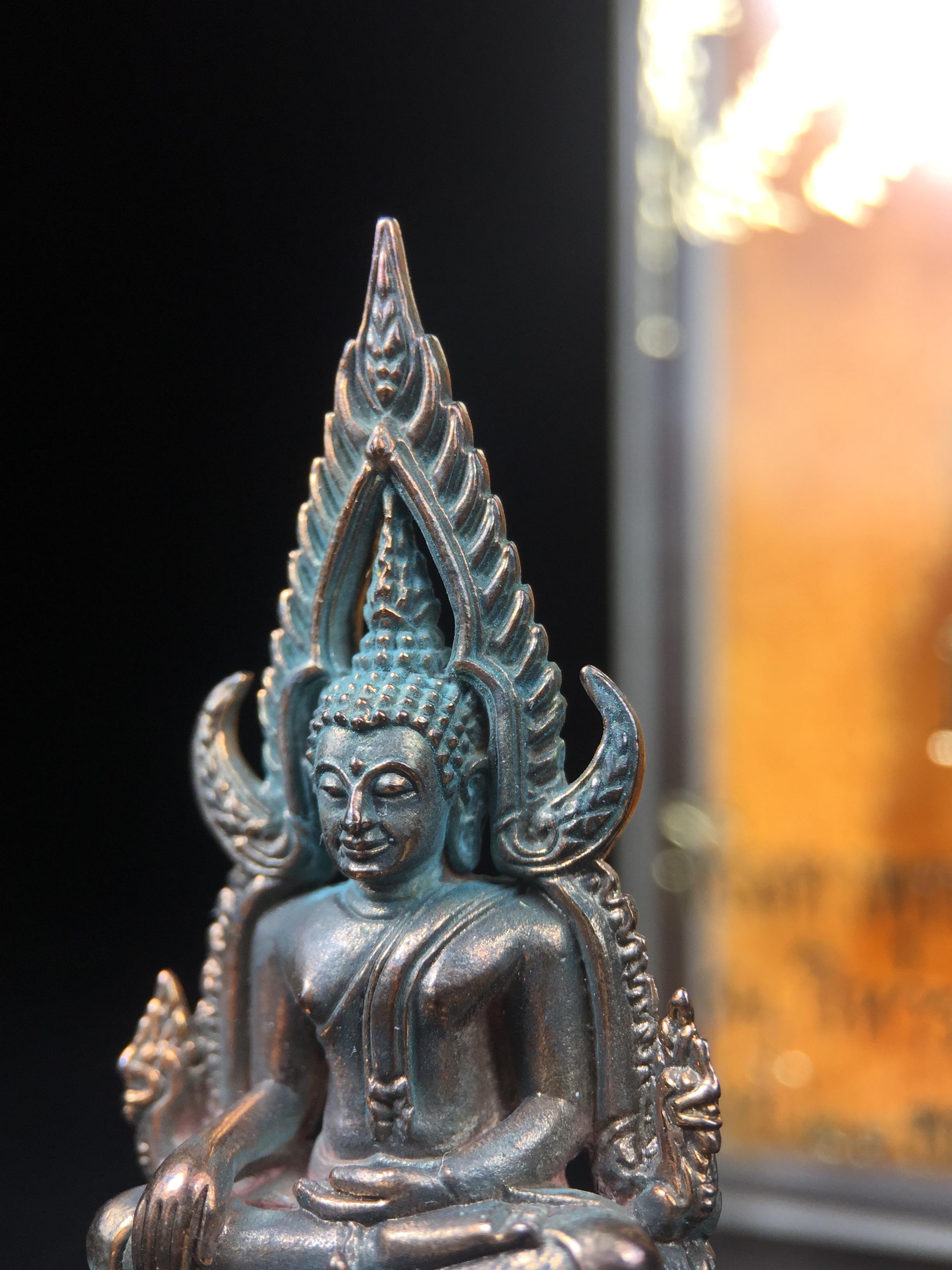 พระพุทธชินราช ญสส. วัดพระศรีมหาธาตุ จ.พิษณุโลก ปี2543 กริ่งชินราชเนื้อนวโลหะเต็มสูตร (ผสมทองคำ 2 บาท ต่อน้ำหนักเนื้อ 1 กิโลกรัม) พิธีใหญ่ รุ่นแรกและรุ่นเดียวที่ หลวงปู่หมุน ฐิตสีโล วัดบ้านจาน มาร่วมปลุกเสก(องค์หมายเลข 505 เลขสวย)(1 ใน 2543 องค์)นิยม