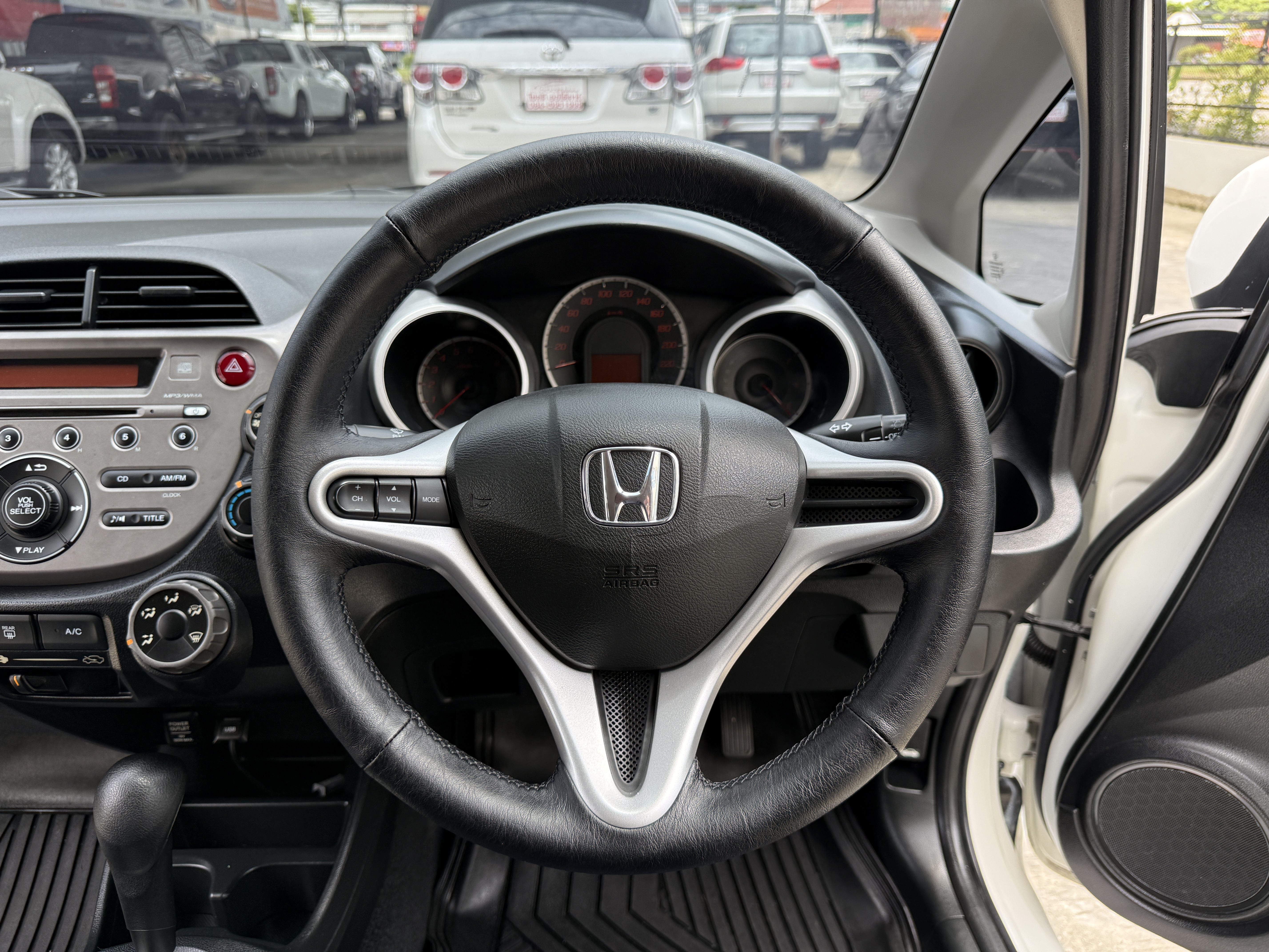 Honda Jazz 1.5 V At 2014 ขาว