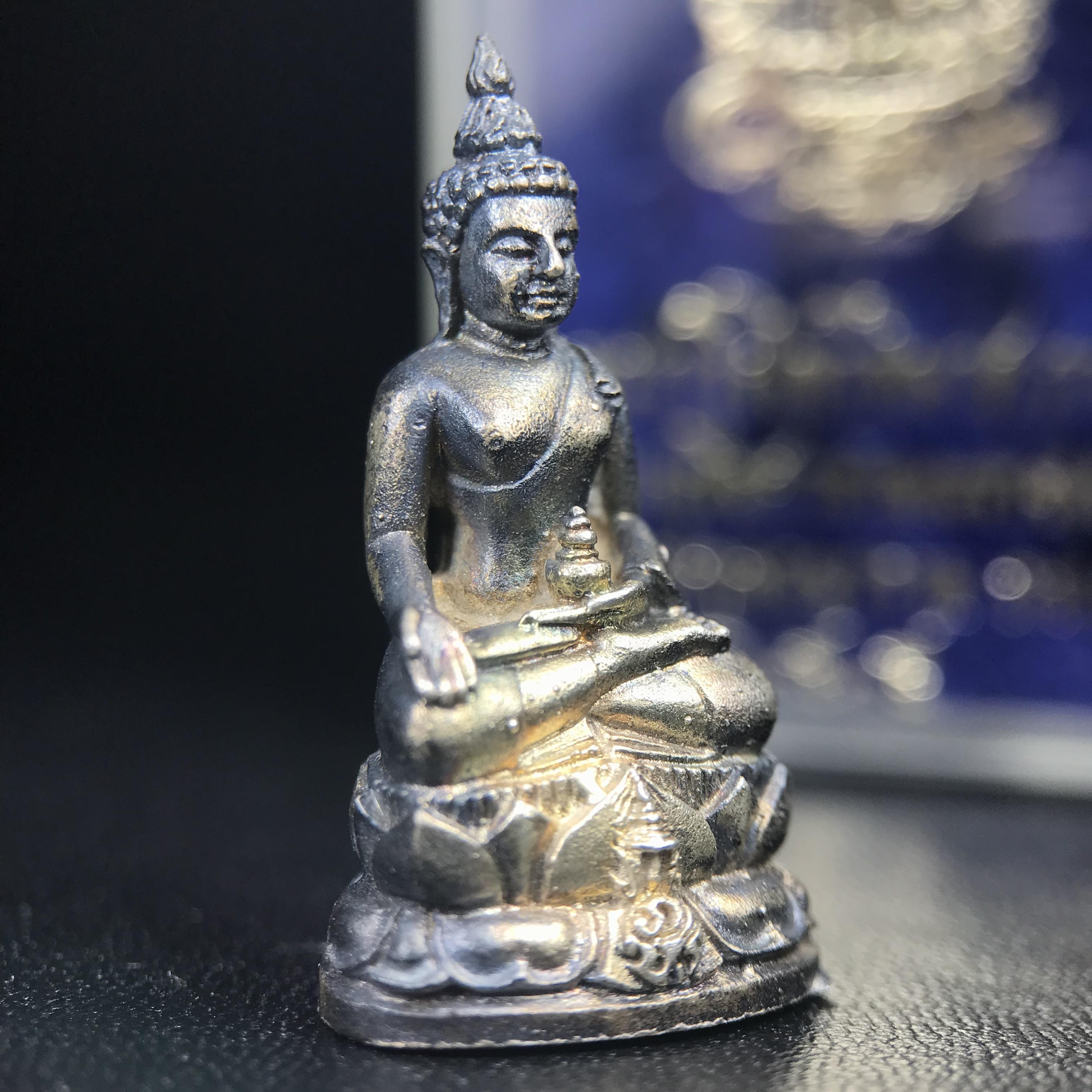 พระกริ่งไพรีพินาศ ภปร. รุ่นแรกของประเทศไทย วัดปทุมวนาราม ปี 2535 เนื้อเงิน(ผิวเดิม ผิวขึ้นรุ้งทั่วองค์ สวย งดงาม)(เข้มขลังทรงอานุภาพยิ่งใหญ่ กำราบศัตรูพ่ายสิ้น) ขนาดสูง 3 ซม. พร้อมกล่องบรรจุเดิมครบสมบูรณ์ (ในหลวงรัชกาลที่9เสด็จเททอง)(1ใน3000องค์)นิยมหายาก