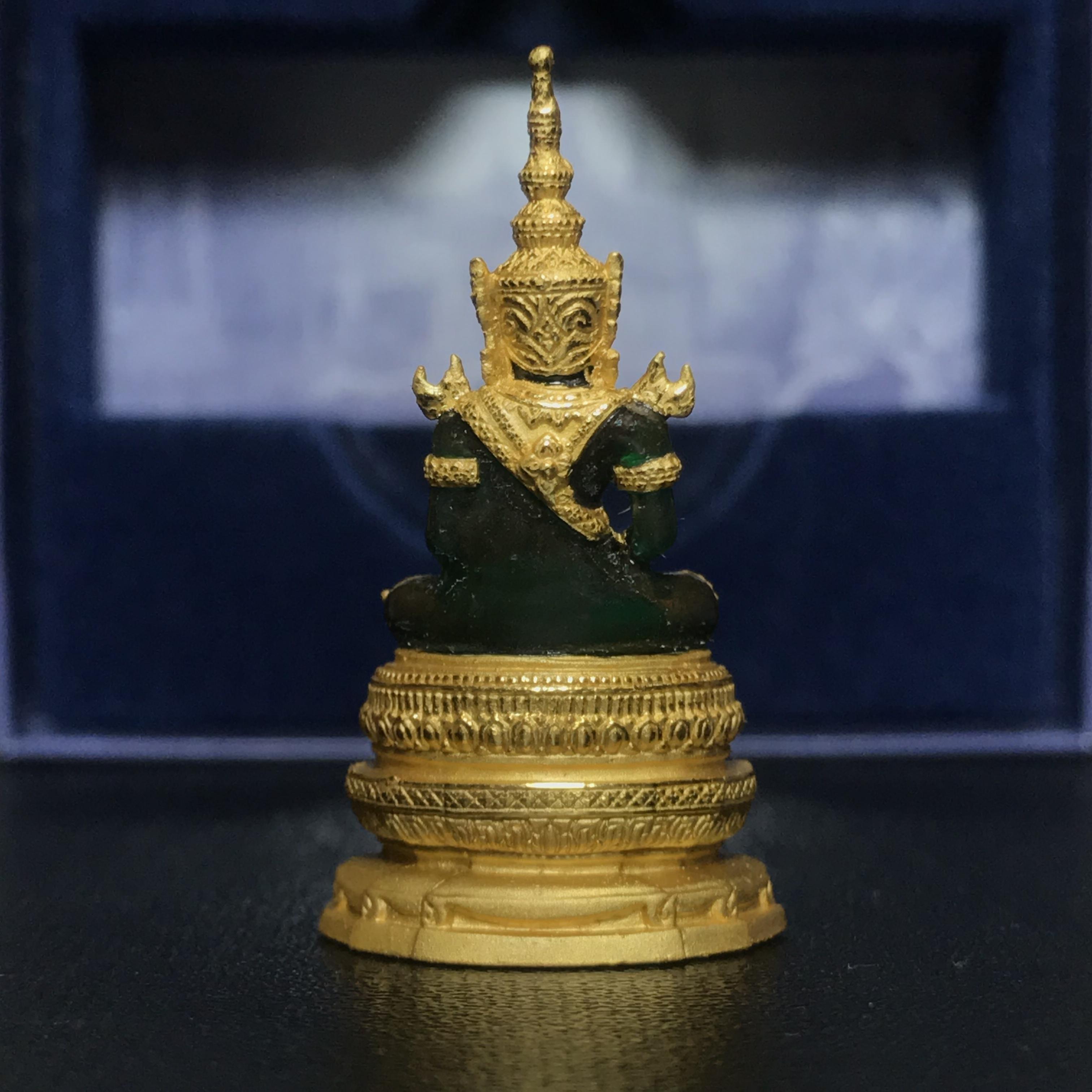 พระแก้วมรกต ภปร. ปี2547 จัดสร้างโดย รพ.ภูมิพลฯ เนื้อเรซิ่นหุ้มทองคำลอยองค์ หน้าตัก 1/2 นิ้ว