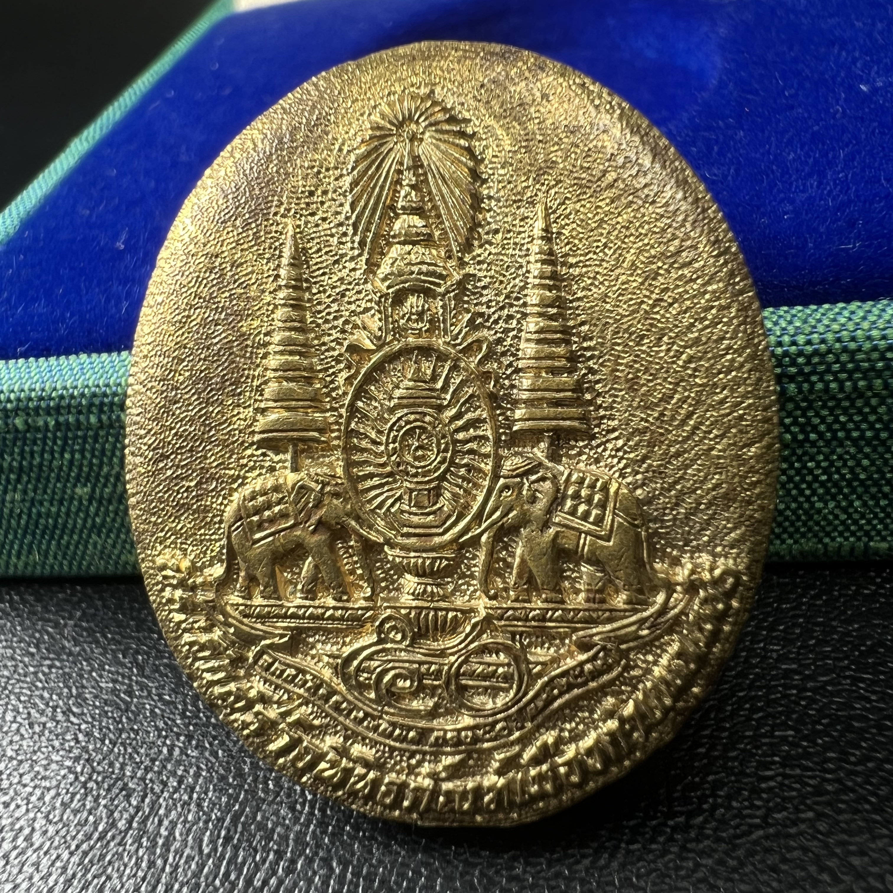 เหรียญรูปเหมือนพระญาณวิทยาคมเถร (หลวงพ่อคูณ ปริสุทโธ)ชุดกาญจนาภิเษกครองราชย์ครบ 50 ปี พิธี มังคลาภิเษก ณ วัดบวรนิเวศวิหาร ปี พ.ศ. 2538(จัดสร้างได้เหมือนหลวงพ่อคูณมาก มีรายละเอียดและความคมชัดสูง ลูกศิษย์ท่านไม่ควรพลาด วิจิตรศิลป์และพุทธศิลป์งดงาม)พิธีใหญ่