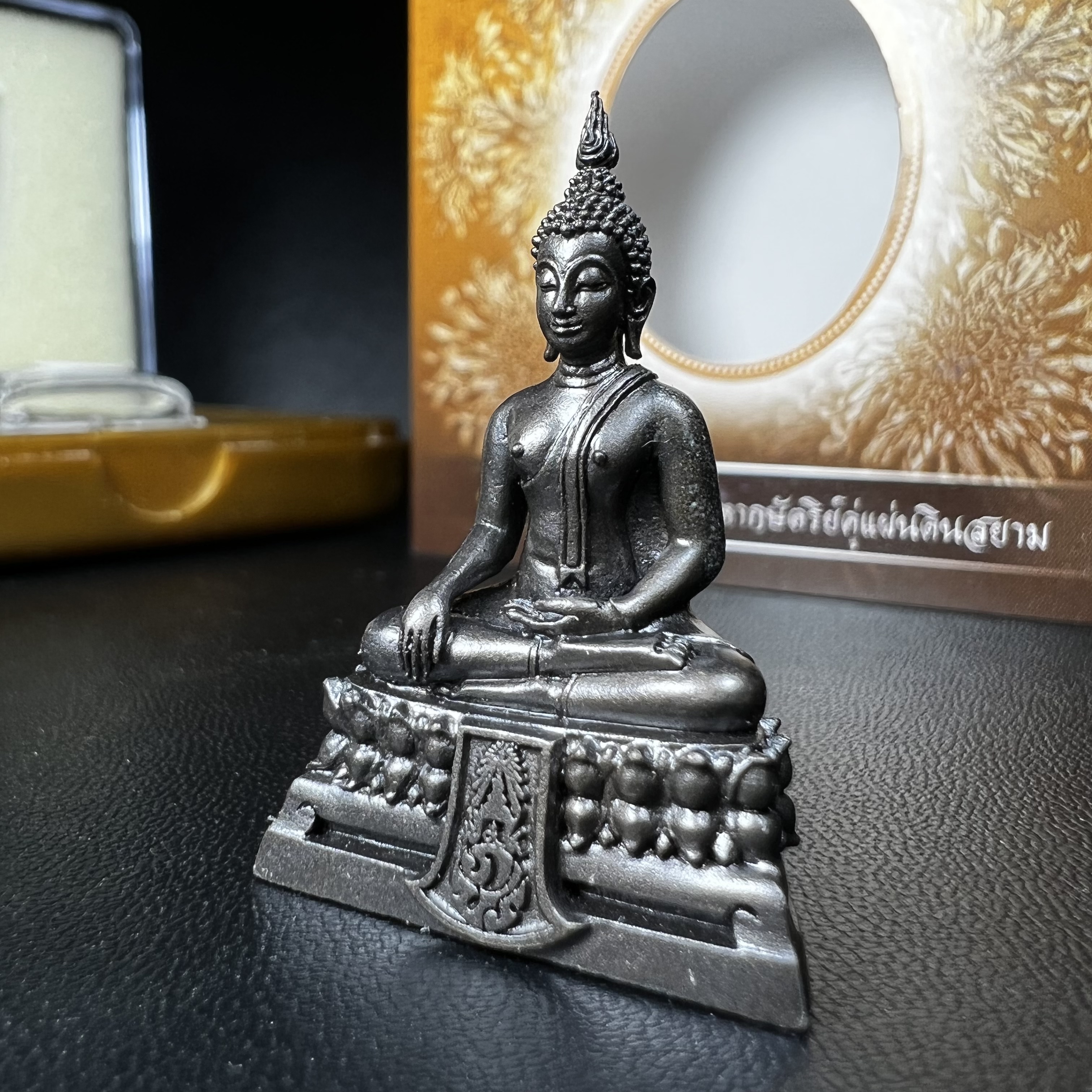 พระพุทธรูปคุ้มเกล้า ภปร. มหามงคล 80พรรษา “รุ่นเย็นศิระเพราะพระบริบาล 80พรรษา มหากษัตริย์คู่แผ่นดินสยาม” เนื้อนวโลหะรมดำ พิมพ์ใหญ่ ขนาด 18*35 มม.