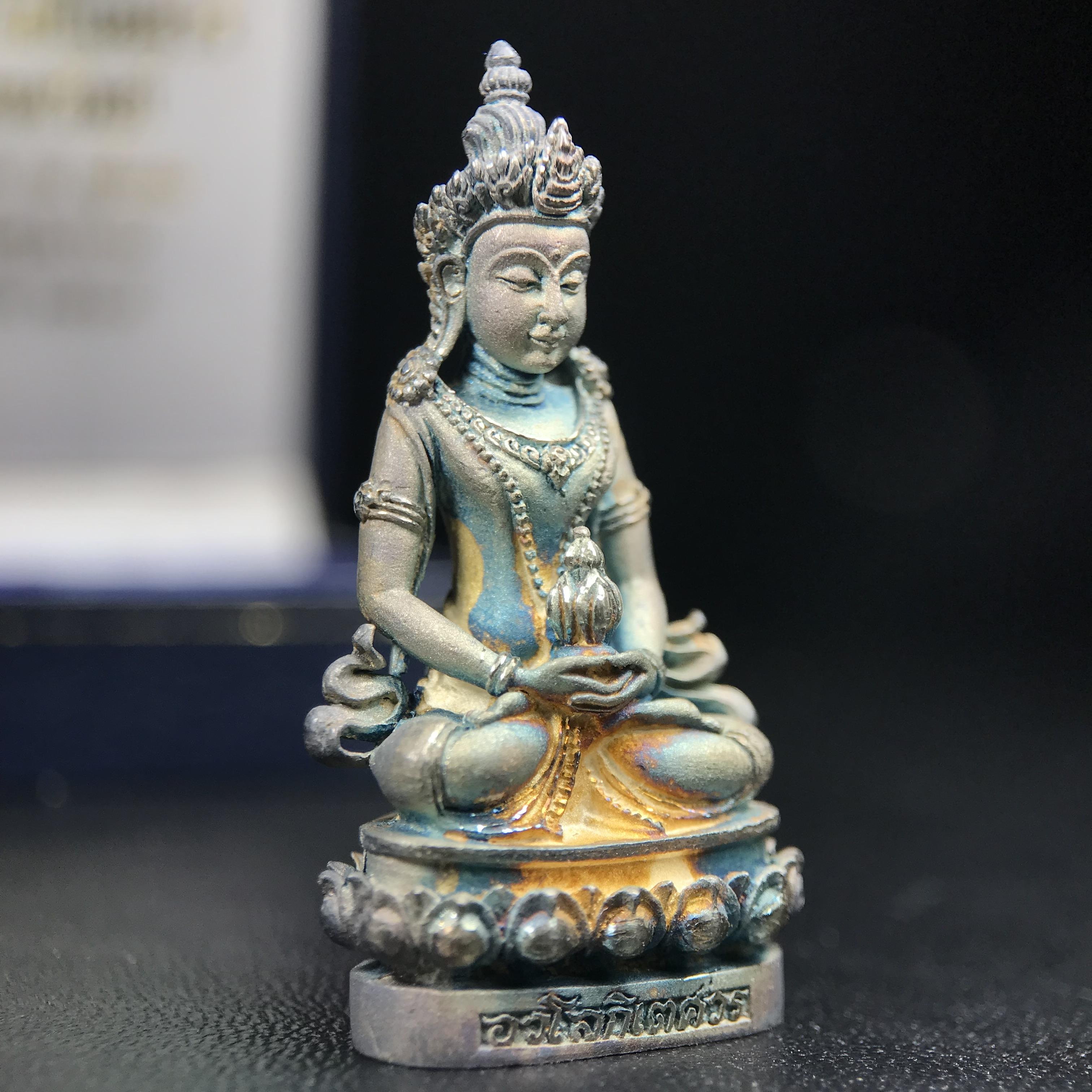 พระกริ่งอวโลกิเตศวร ( เจ้าแม่กวนอิม ) วัดโพธิ์แมนคุณาราม รุ่นอุดมโภคทรัพย์ ปี 2539 เนื้อเงินพ่นทราย(ผิวเดิม ขึ้นสีรุ้งธรรมชาติ แบบนิยม เสน่ห์ของพระเนื้อเงิน)(พร้อมกล่องบรรจุเดิม)(อีกหนึ่งรุ่นยอดนิยม พุทธศิลป์สวยงดงาม)หายาก 1 ใน 5000 องค์*องค์หมายเลข ๒๑๖๒*