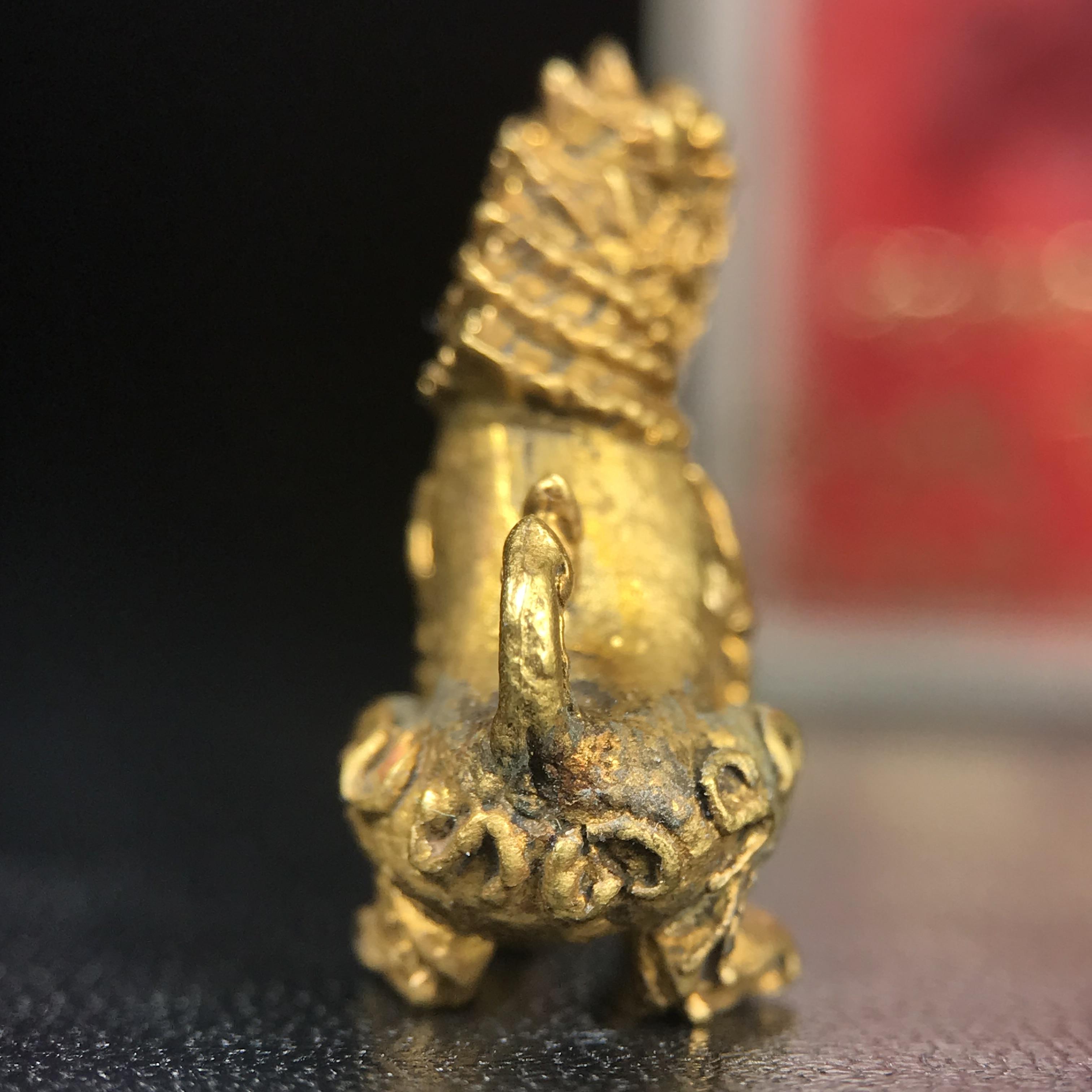 สิงห์เจ้าพ่อดำ วัดบุพพาราม จ.เชียงใหม่ ปี 2518 เนื้อกะไหล่ทอง(ตอก 2 โค๊ต)หายาก(สภาพผิวเดิมสวยเดิมกล่องครบ) สิงห์รุ่นนี้มีพิธีดีมีเกจิอาจารย์ที่ร่วมปลุกเสกมากมาย****เครื่องราง ที่พระบาทสมเด็จพระเจ้าอยุ่รัชกาลที่ ๙ ทรงเสด็จฯประกอบพิธีด้วยพระองค์เอง