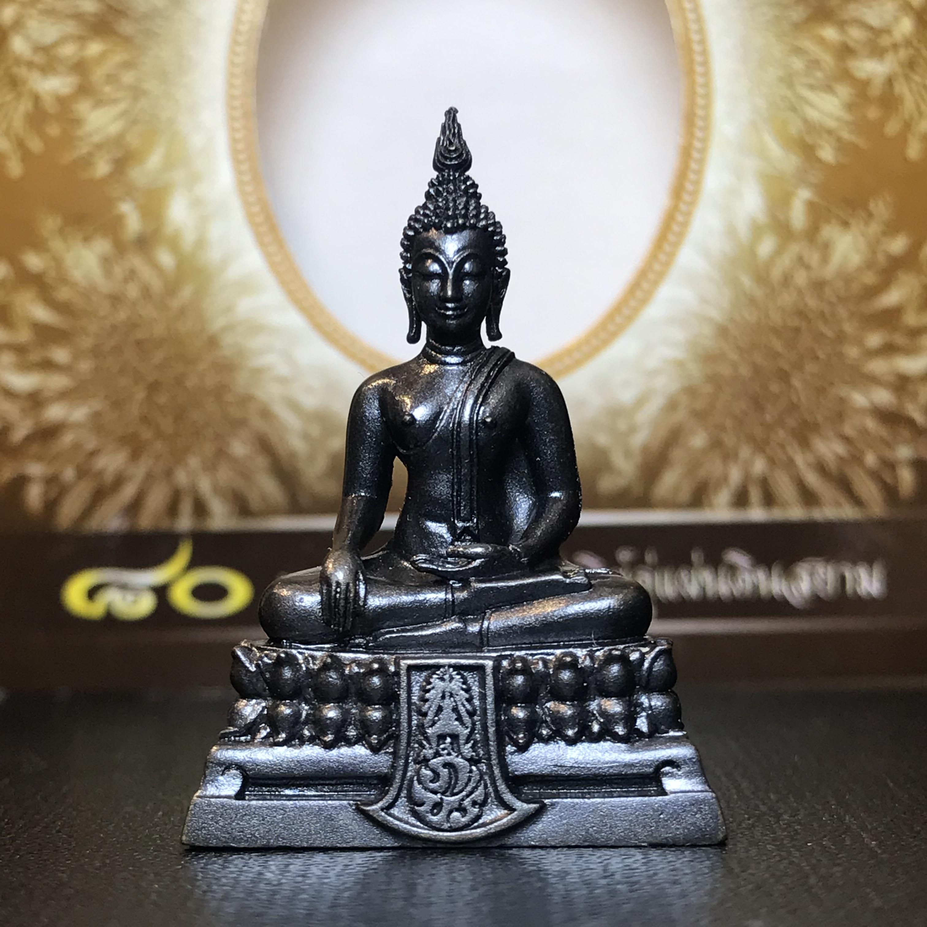พระพุทธรูปคุ้มเกล้า ภปร. มหามงคล 80พรรษา “รุ่นเย็นศิระเพราะพระบริบาล 80พรรษา มหากษัตริย์คู่แผ่นดินสยาม” เนื้อนวโลหะรมดำ พิมพ์ใหญ่ ขนาด 18*35 มม.