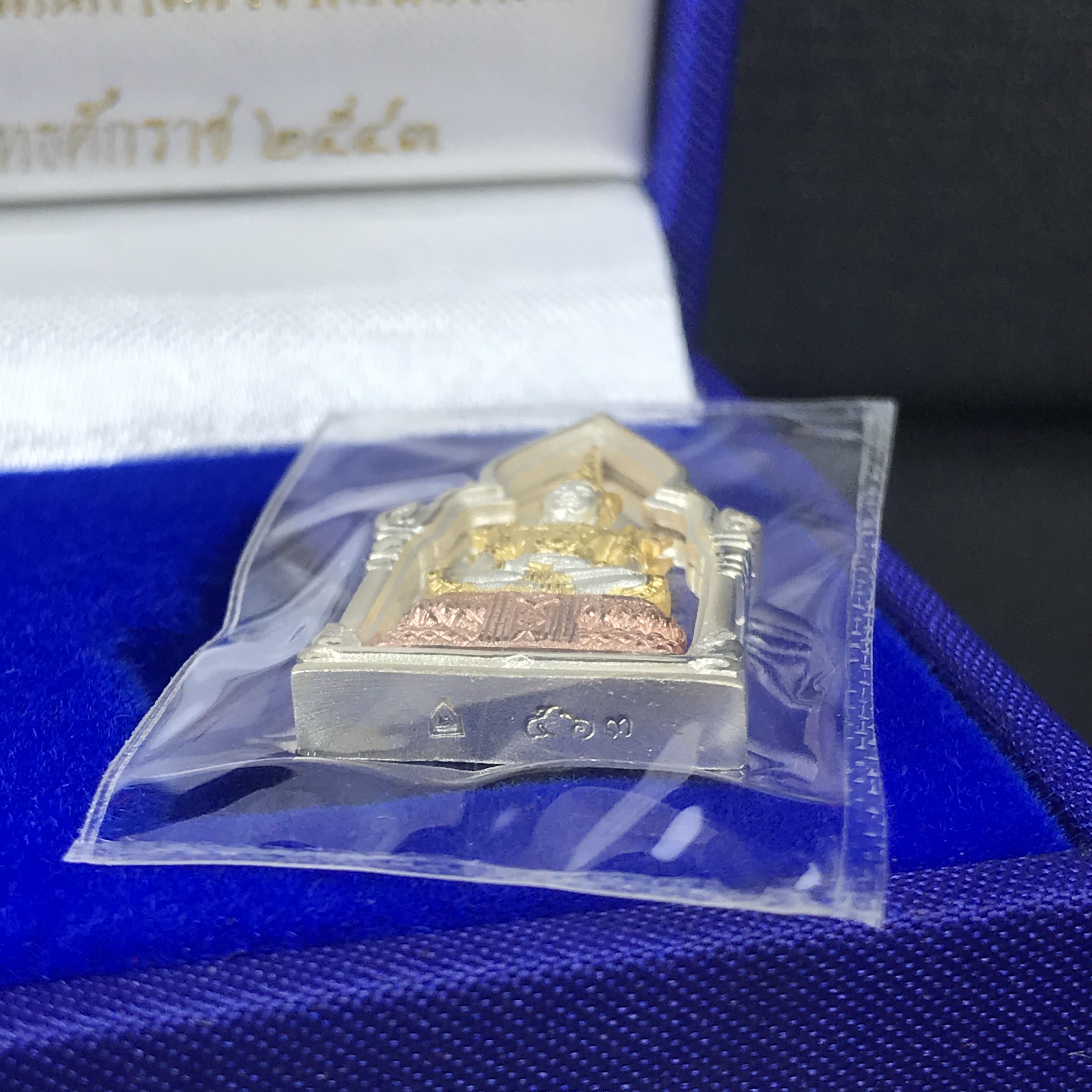 พระพุทธมหามณีรัตนปฎิมากร(พระแก้วมรกต)รุ่น เฉลิมพระเกียรติ วัดพระศรีรัตนศาสดารามราม(วัดพระแก้ว) ปี2543 เนื้อเงินสามกษัตริย์พิมพ์ซุ้มกนกเล็ก สภาพสวยซีนเดิมกล่องครบ