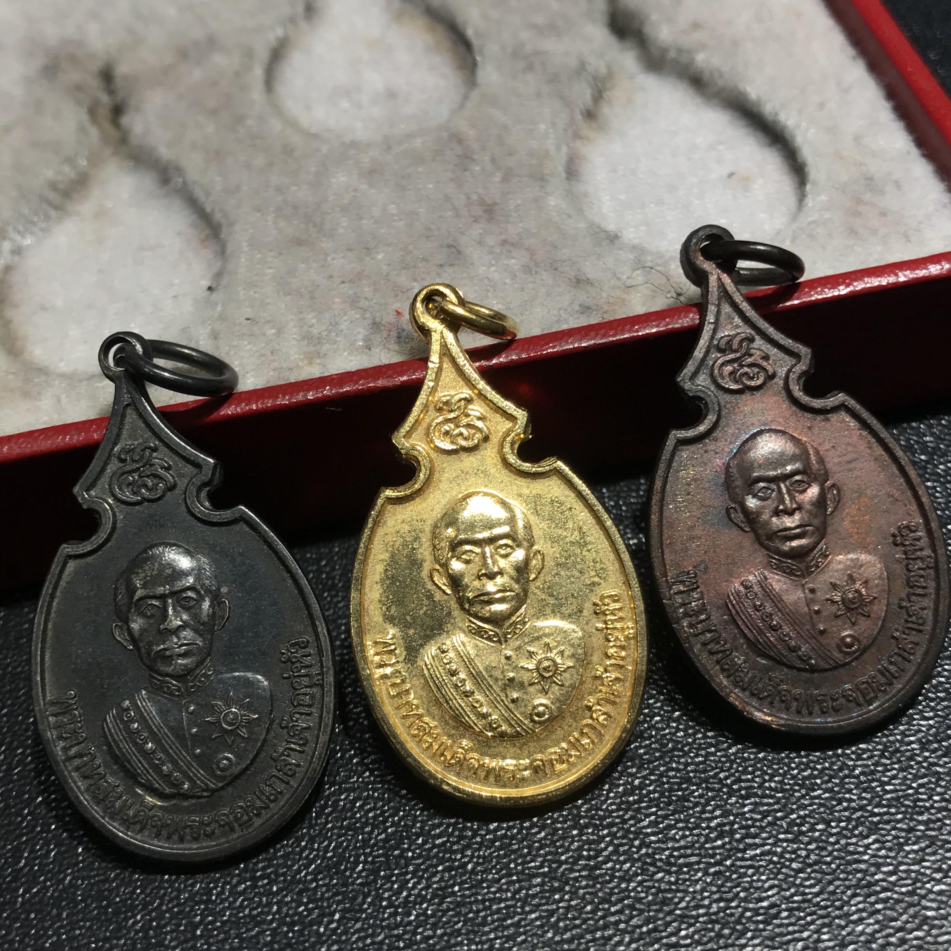 ชุดเหรียญพระจอมเกล้าเจ้าอยู่หัว ในวาระการบูรณะปฏิสังขรณ์องค์เจดีย์ พระธาตุจอมเพชร ครั้งที่2 ปี2530