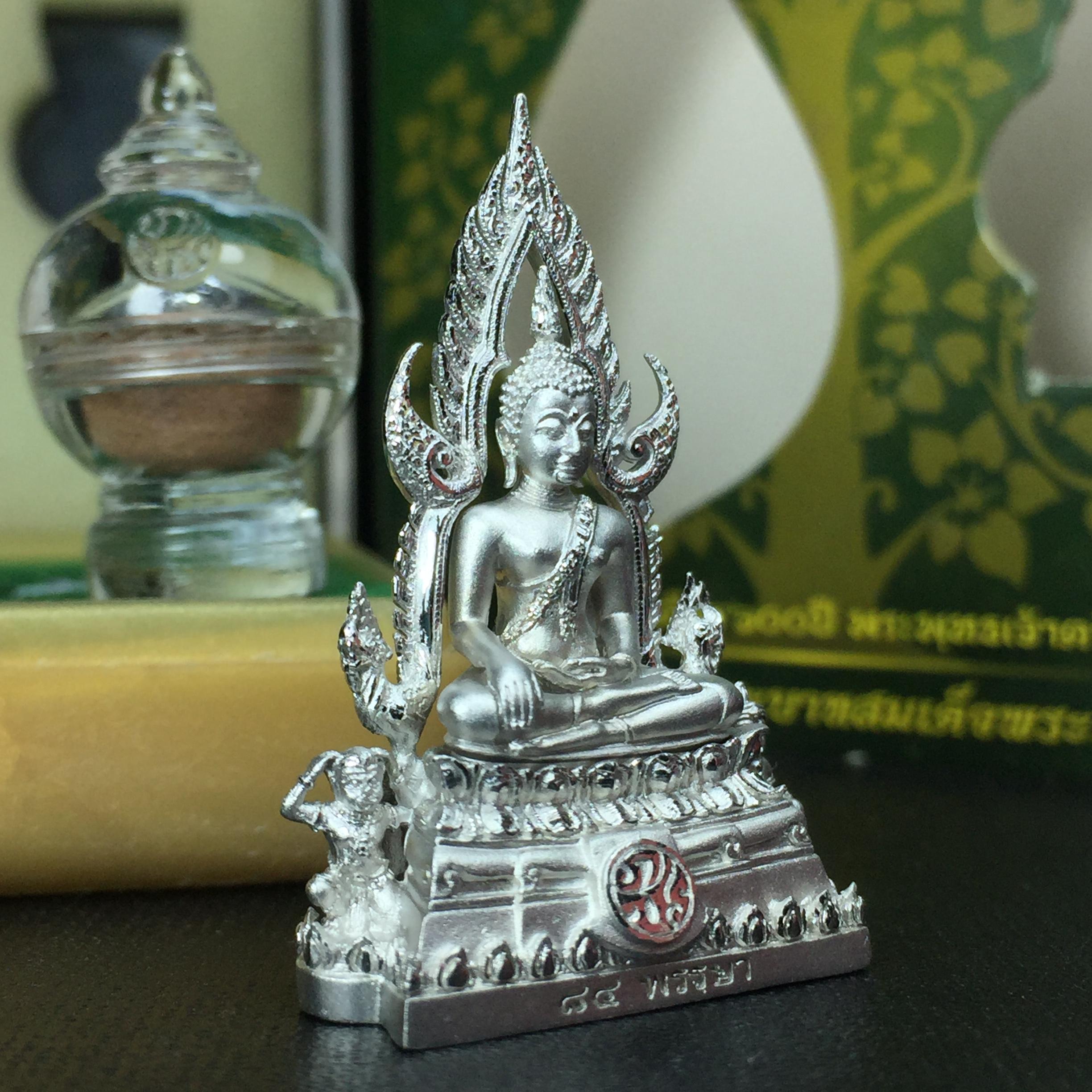 พระพุทธชินราช(จำลอง) ภปร. 84 พรรษา เนื้อเงินชุบทองคำขาว พิมพ์กลางขนาดหน้าตัก 1/2 นิ้ว(1ใน5000องค์) )(พระราชทานมวลสาร จิตรลดาและเส้นพระเจ้า(เส้นผม)รัชกาลที่9)