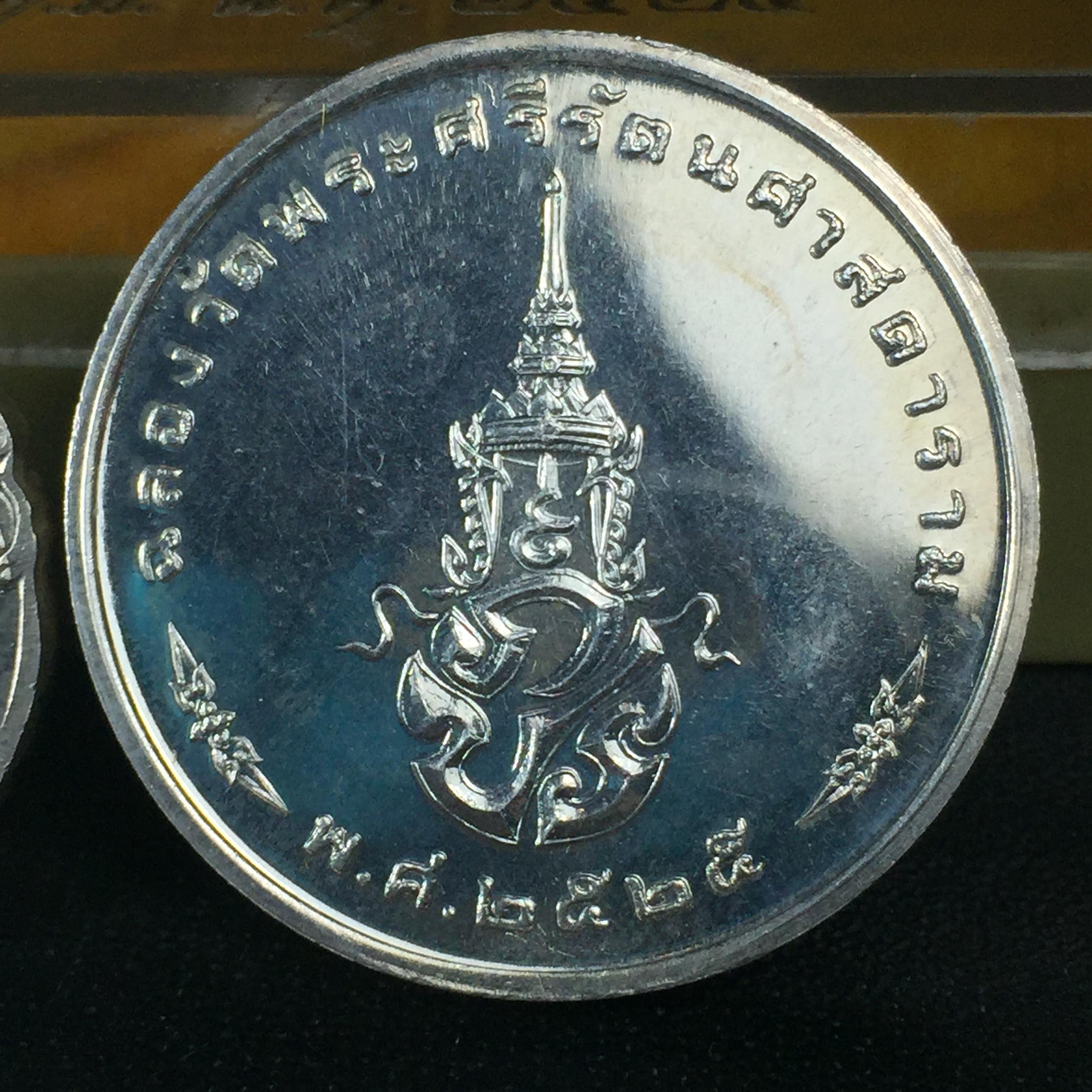 เหรียญพระแก้วมรกตหลัง ภปร ฉลองกรุงรัตนโกสินทร์ครบ 200 ปี พ.ศ.2525 เนื้อเงินกล่องบรรจุเดิมครบ3พิมพ์(บล็อกแรกไม่มีพระราชศรัธา)(ในหลวงรัชกาลที่9 เสด็จในพิธี)