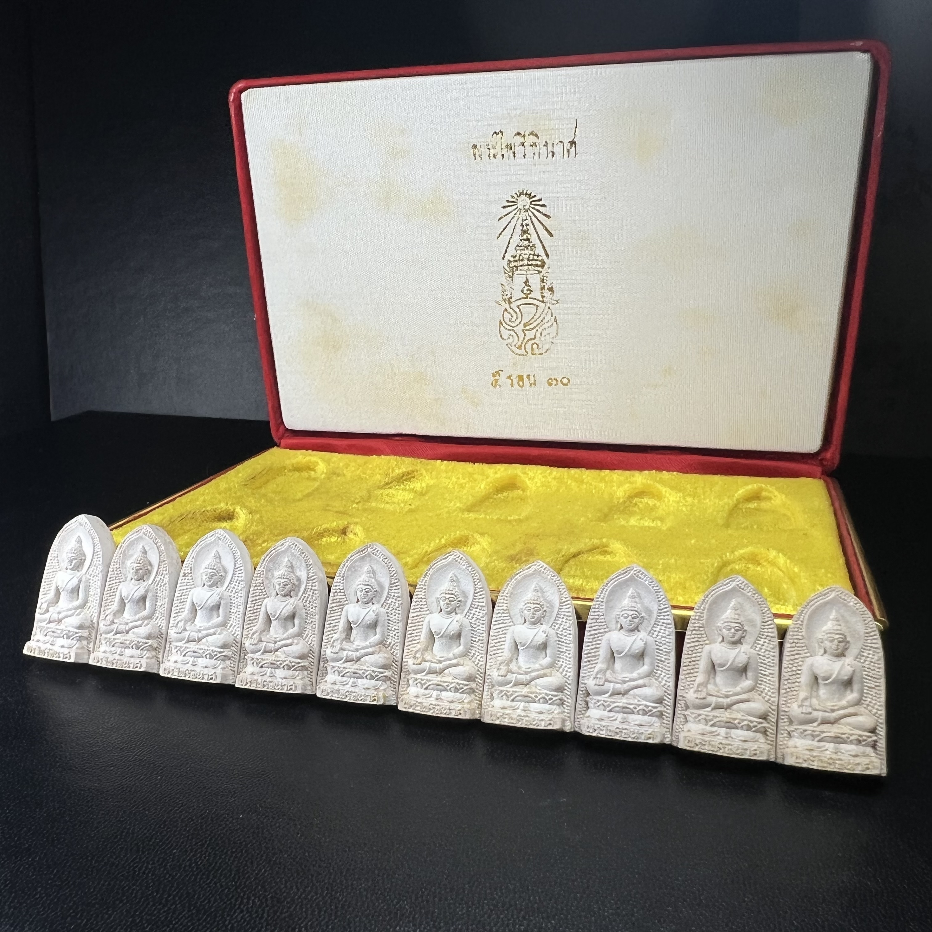 พระไพรีพินาศ ภปร. ครบ 5 รอบ ร.9 ปี 2530(เนื้อผงพิมพ์ใหญ่) ชุดกรรมการ บรรจุจำนวน 10 องค์ ในกล่อง ตราสัญลักษณ์ ภปร.(ในหลวงรัชกาลที่9เสด็จในพิธีเจิมพระสุหร่าย)พระดี พิธีใหญ่ ประกอบพิธีพุทธาภิเษกพร้อมกับพิธีพระกริ่งปวเรศ ปี2530 วัดบวรนิเวศวิหาร(1 ใน 15 ชุด)