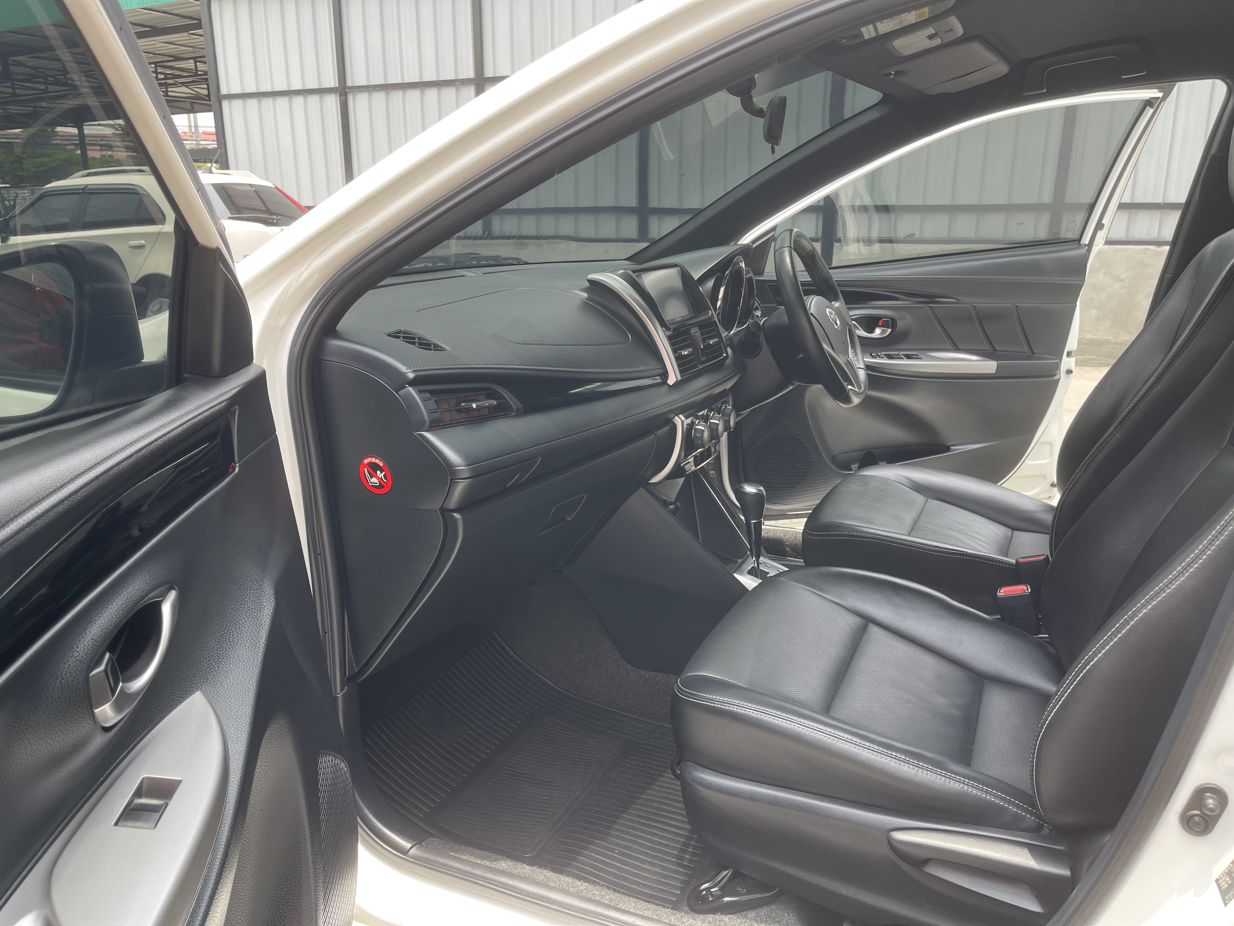 Toyota Yaris 1.2 TRD Sportivo At 2015 ขาว