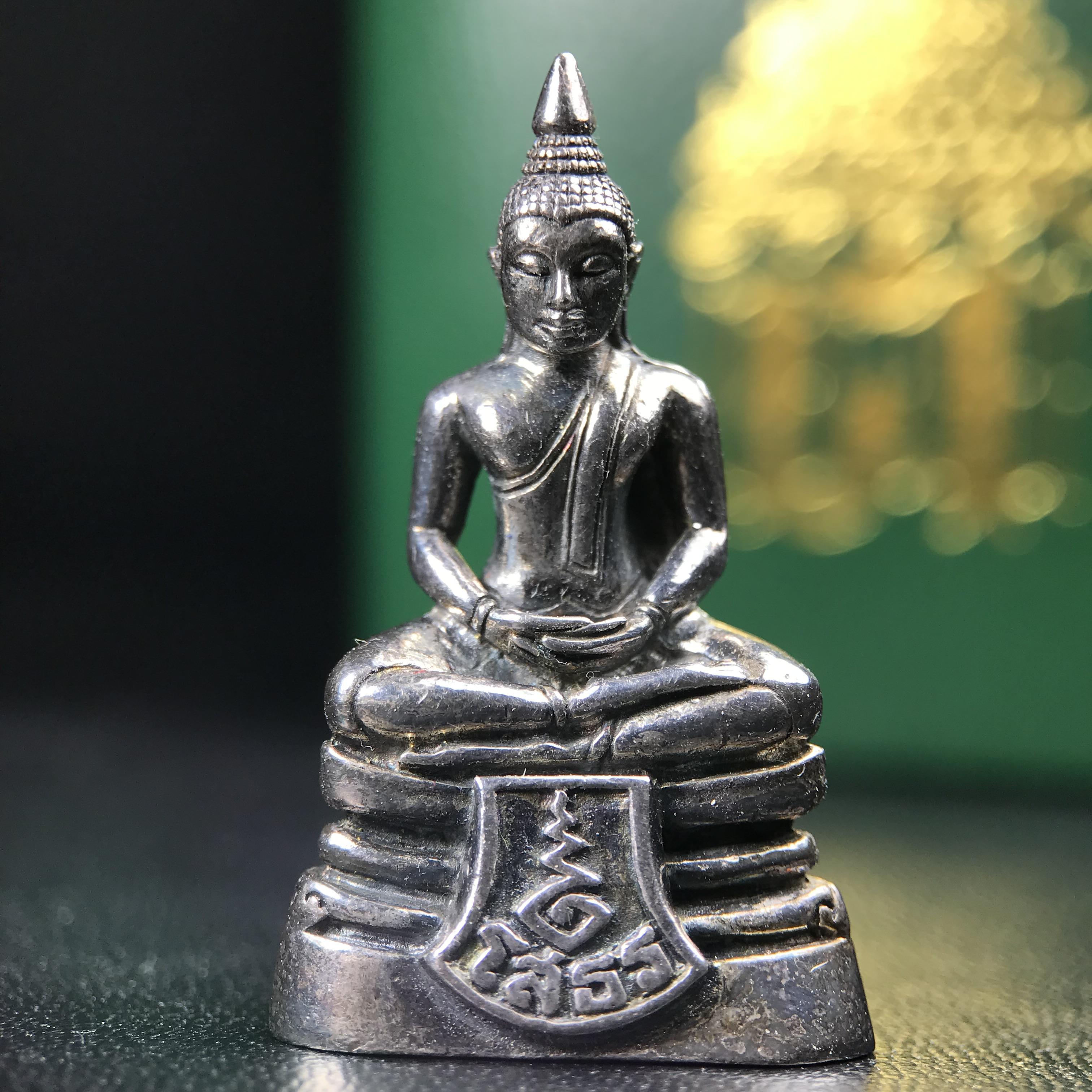 พระพุทธโสธร รุ่น กศก. 120 ปี เนื่องในโอกาสครบ 120 ปี กรมศุลกากร กระทรวงการคลัง จัดสร้าง ปี 2537 เนื้อเงินบริสุทธิ์ 99.9% ผิวขัดเงาลงดำ(เข้มขลัง)(งานบริษัท แพรนด้า จิวเวลรี่)สวยงดงาม ทรงคุณค่า