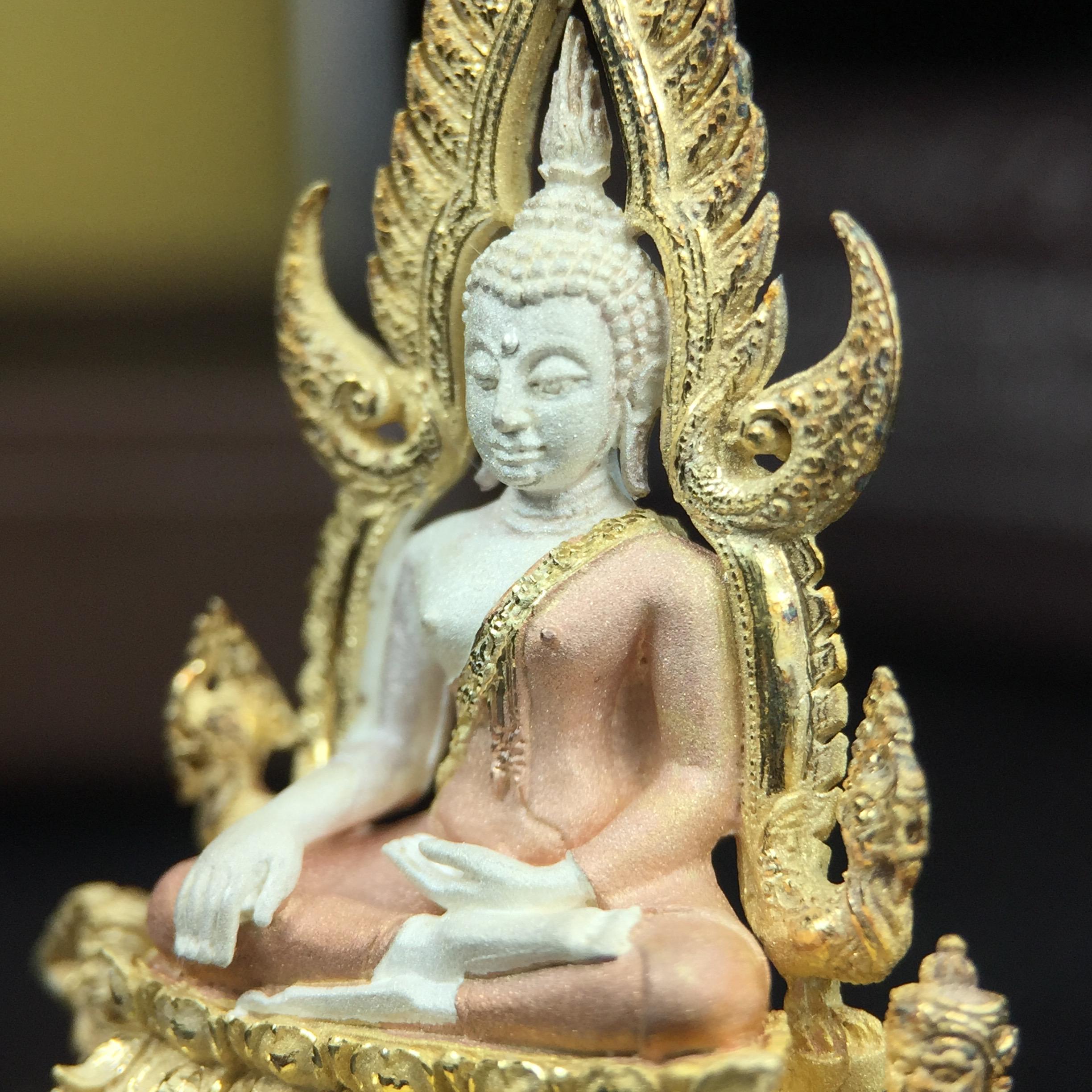 พระพุทธชินราช ภปร. โครงการ "เพราะแผ่นดินนี้ คือ แผ่นดินเกิด" ปี2548(รุ่นแรก) ลอยองค์ หน้าตัก 1/2 นิ้ว เนื้อเงินสามกษัตริย์(ผิวเดิมติดรุ้งๆสวยดีมีเสน่ห์) พุทธศิลป์งดงามทรงคุณค่า รุ่นยอดนิยม