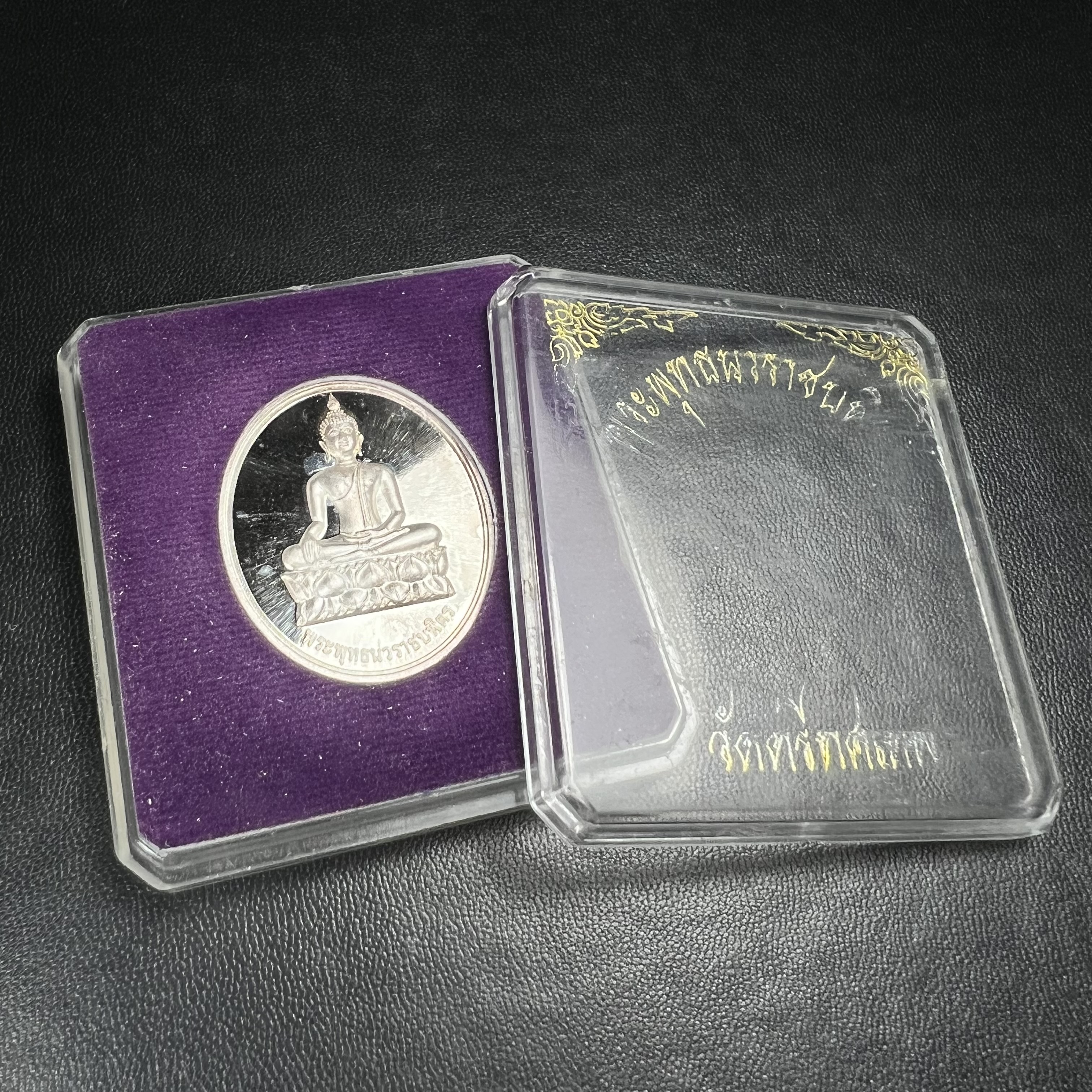 พระพุทธนวราชบพิตร ภปร. ที่ระลึก 7รอบ 84พรรษา ในหลวงรัชกาลที่ 9 วัดตรีทศเทพ จัดสร้าง พ.ศ. 2554 เหรียญเนื้อเงินสภาพสวยกล่องเดิมครบ ตอกโค๊ตและหมายเลข ๔๐๔๒ (1 ใน 9000 เหรียญ)***นิมิตหมายแห่งคุณพระรัตนตรัย และความผูกพันระหว่างพระมหากษัตริย์กับพสกนิกร***