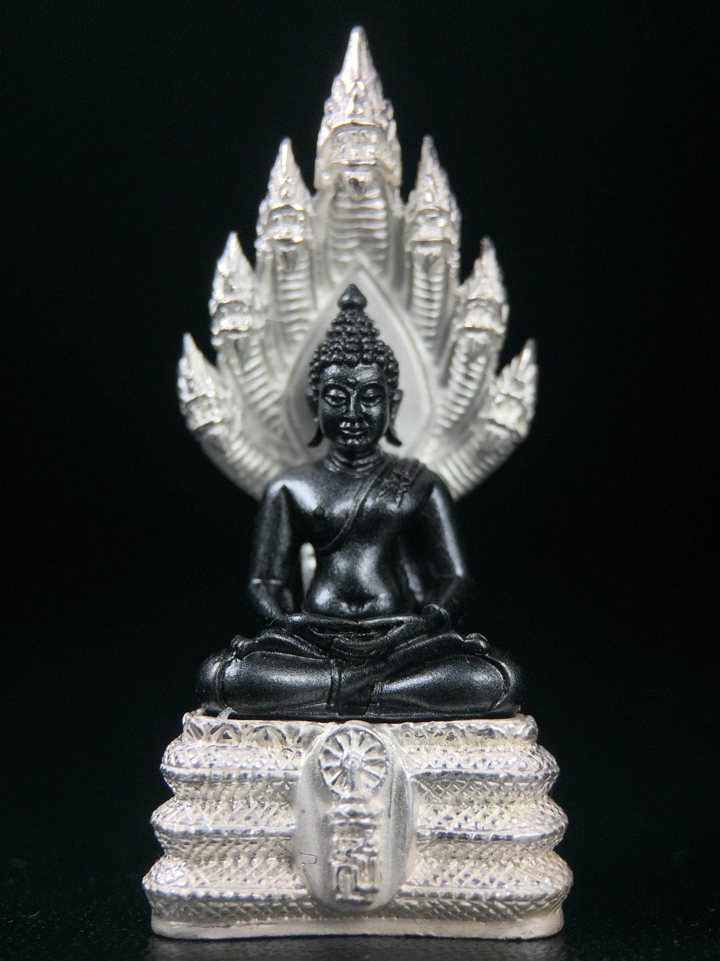 พระนาคปรก สธ. รุ่นสร้างพระอุโบสถเฉลิมพระเกียรติ 4 รอบ 84 พรรษา สมเด็จพระเทพรัตนราชสุดาฯ วัดบวรนิเวศวิหาร ปี 2543 พิมพ์ใหญ่ องค์พระเนื้อนวโลหะ ฐานนาคปรกเนื้อเงิน(สภาพ สวย )พิธีใหญ่ พุทธศิลป์งดงาม หายาก(องค์หมายเลขสวย ๘๓๕) (1 ใน 1999 องค์)