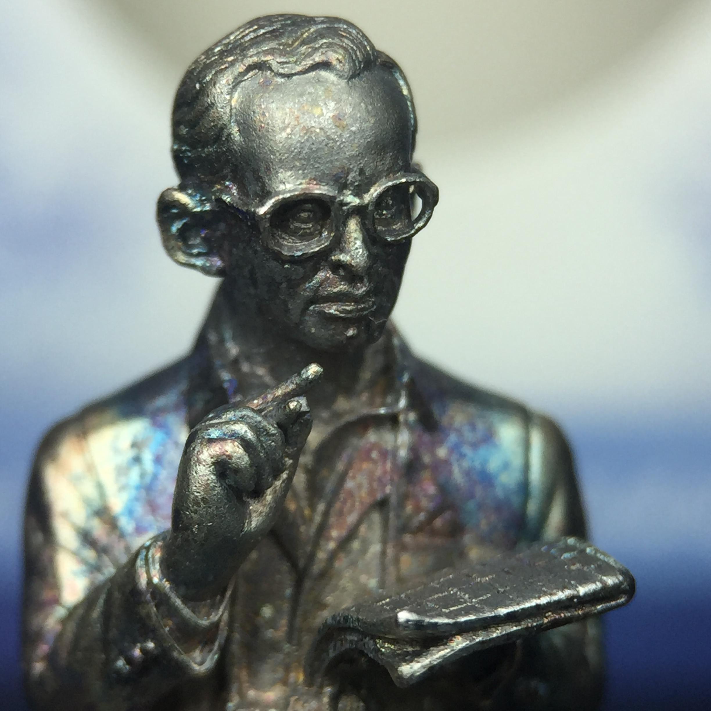 พระบรมรูปพระบาทสมเด็จพระเจ้าอยู่หัวรัชกาลที่ 9(ทรงงาน) ภปร. รุ่นเพราะแผ่นดินนี้คือแผ่นดินเกิด ปี 2551 ขนาดสูง 1 นิ้ว เนื้อเงิน(ผิวเดิมขึ้นสีรุ้งธรรมชาติสวยมาก)(ด้านหน้า ฐานพระบรมรูปฯ ประดิษฐานอักษรพระปรมาภิไธย ภ.ป.ร.)นิยมหายาก(1 ใน 5000 องค์)