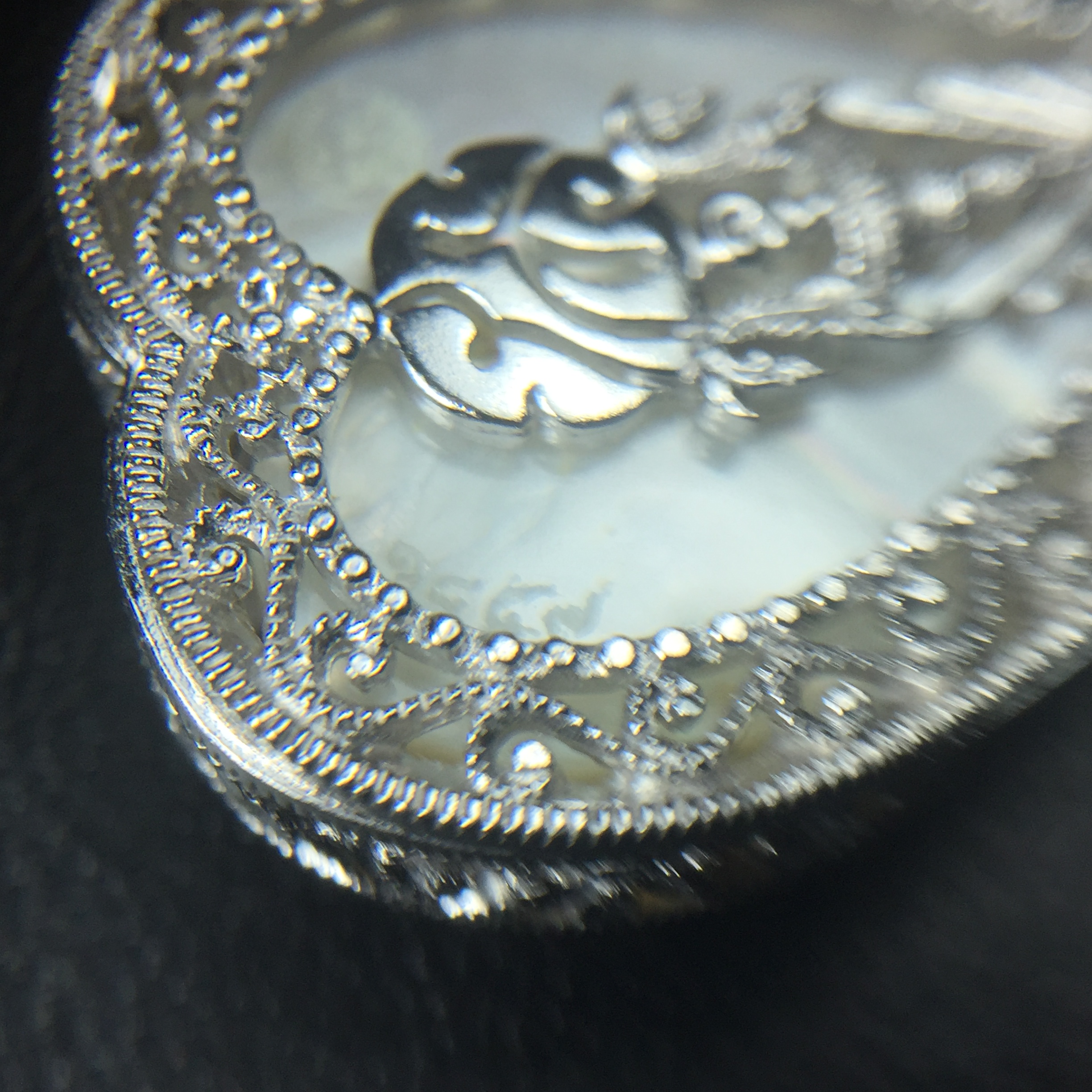 พระพุทธชินราช ภปร. โครงการ "เพราะแผ่นดินนี้ คือ แผ่นดินเกิด" ปี2548(รุ่นแรก) เหรียญทรงใบโพธิ์ ขนาด 21 x 29 มม. เนื้อเงินสามกษัตริย์ องค์พระชุบสามกษัตริย์ ล้อมด้วยกรอบเงินชุบทองคำขาวสลักเสลาเป็นลวดลายละเอียดอ่อน ส่วนพื้นองค์พระเป็นเปลือกหอยมุข