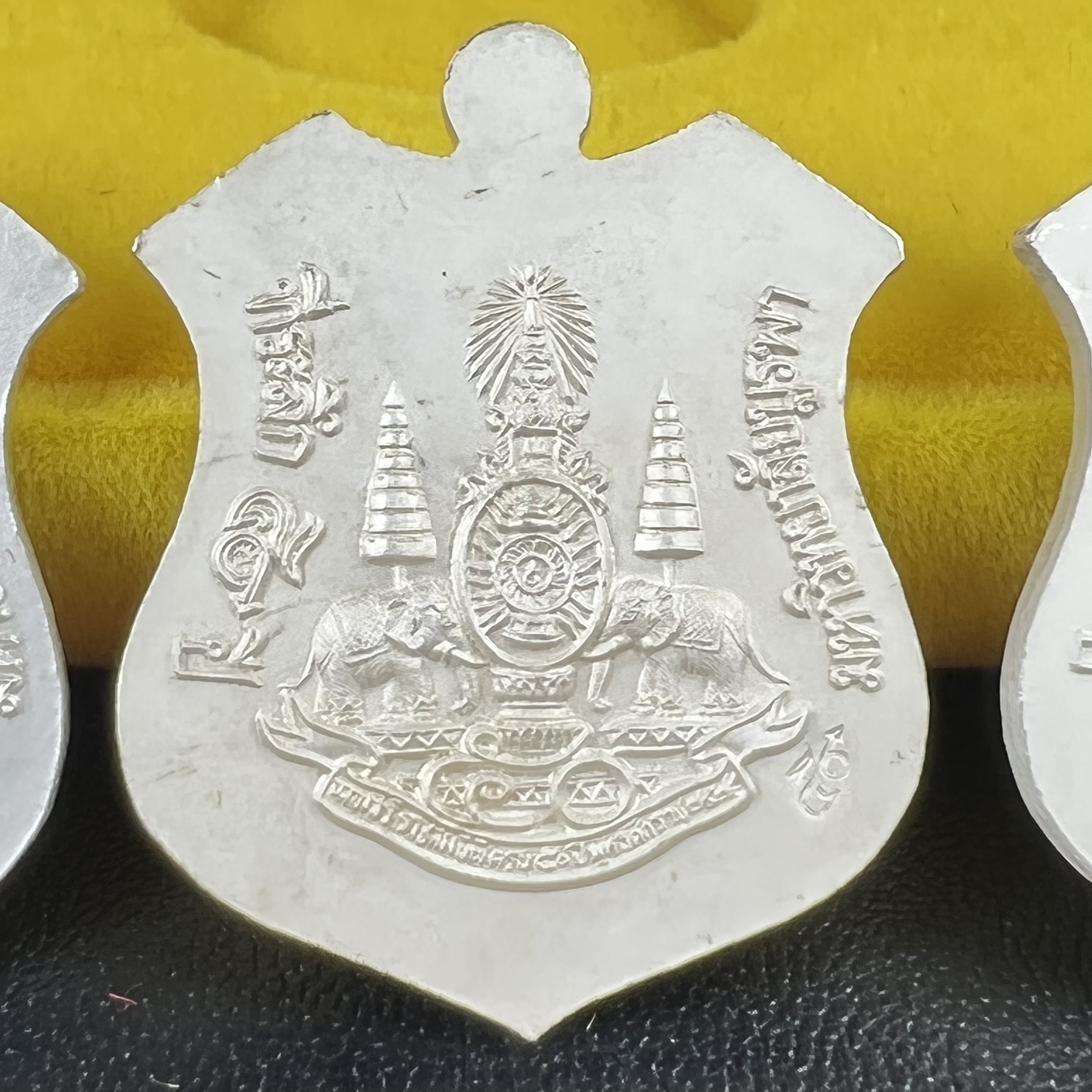 เหรียญหลวงพ่อโสธร ภปร. รุ่นกาญจนาภิเษก จัดสร้างในมงคลวโรกาสที่พระบาทสมเด็จพระเจ้าอยู่หัวรัชกาลที่9 เสด็จเถลิงถวัลย์สิริราชสมบัติ ครบ 50 ปี ในพุทธศักราช 2539 เนื้อเงินลงยา(สีแดง สีเหลือง สีน้ำเงิน สีเขียว)ครบชุดรวม 4 เหรียญ(พิธีใหญ่เข้มขลัง)1 ใน 9950 ชุด