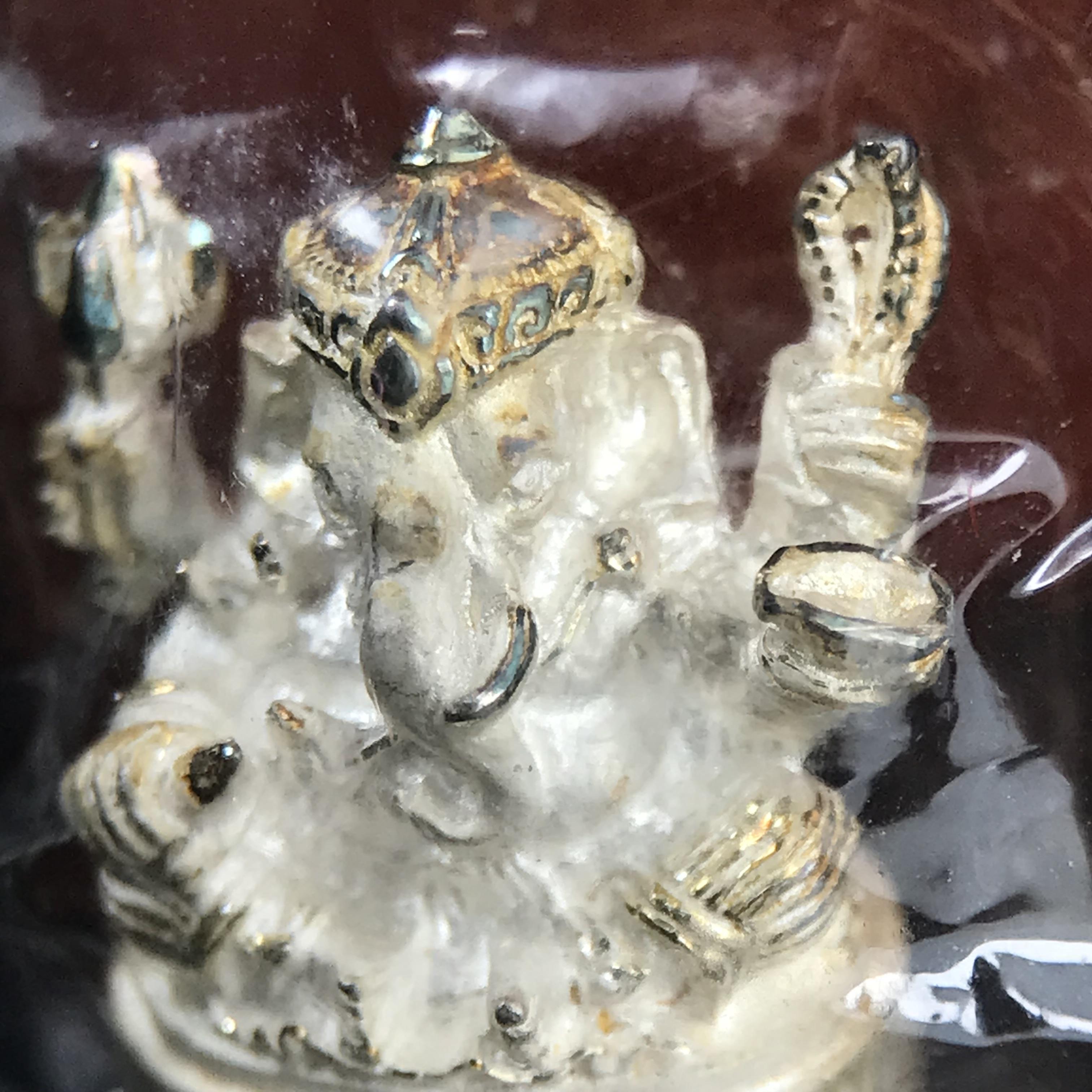 พระพิฆเนศ พิมพ์ลอยองค์ รุ่นแรก กรมศิลปากร ปี 2540 เนื้อเงิน ผิวเดิมติดรุ้งๆ(ซีนซองเดิมพร้อมกล่องไม้และกล่องกระดาษครบชุด)พิธีใหญ่ เข้มขลัง มวลสารศักดิ์สิทธิ์ (เทพเจ้าแห่งความสำเร็จและศิลปวิทยาการ)ยอดนิยมหายาก