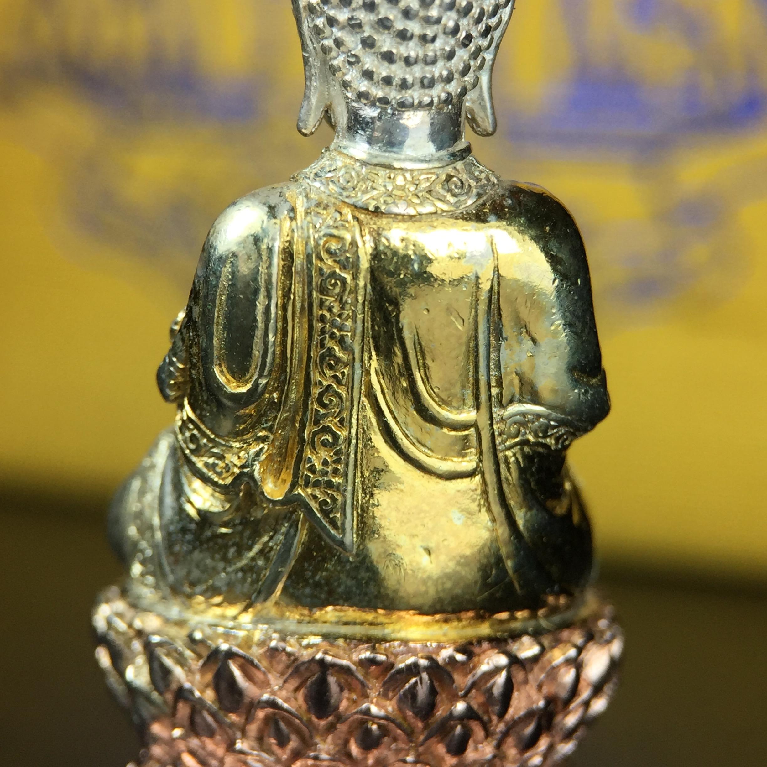 พระกริ่งจีน "ต้าเยิ่นถะ" รุ่น กาญจนาภิเษก ครองราชย์ 50 ปี วัดบวรนิเวศวิหาร ปี2538 เนื้อเงินสามกษัตริย์ สูง 3.8 ซม. (คัดสภาพสวยเดิม พิธีใหญ่ พุทธศิลป์งดงาม)