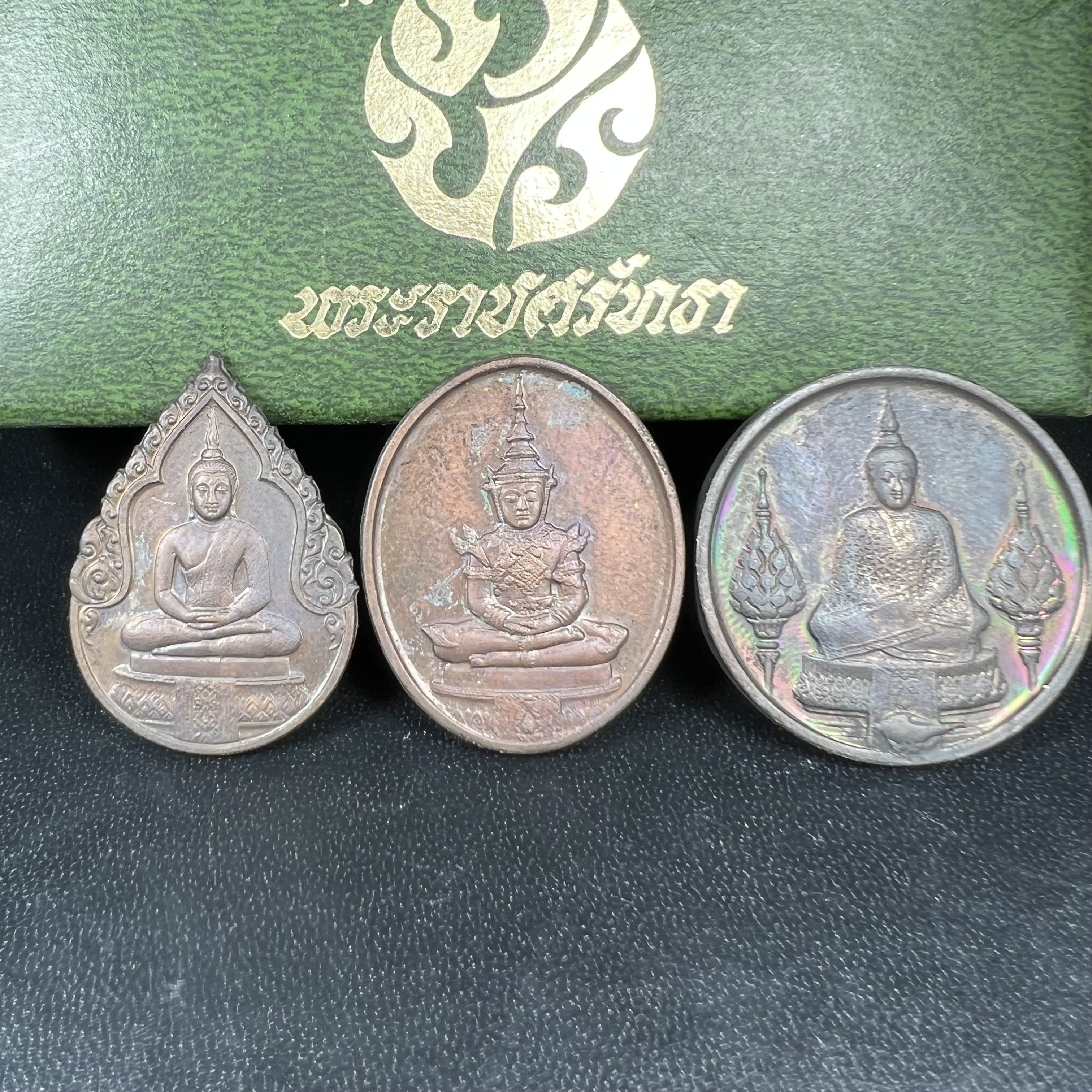 เหรียญพระแก้วมรกตหลัง ภปร. ฉลองกรุงรัตนโกสินทร์ครบ 200 ปี พ.ศ.2525 เนื้อทองแดงกล่องบรรจุเดิมครบ3พิมพ์(บล็อกพระราชศรัธา)(ในหลวงรัชกาลที่9 เสด็จในพิธี)พระคู่บ้านคู่เมือง...พระดี...พิธีใหญ่