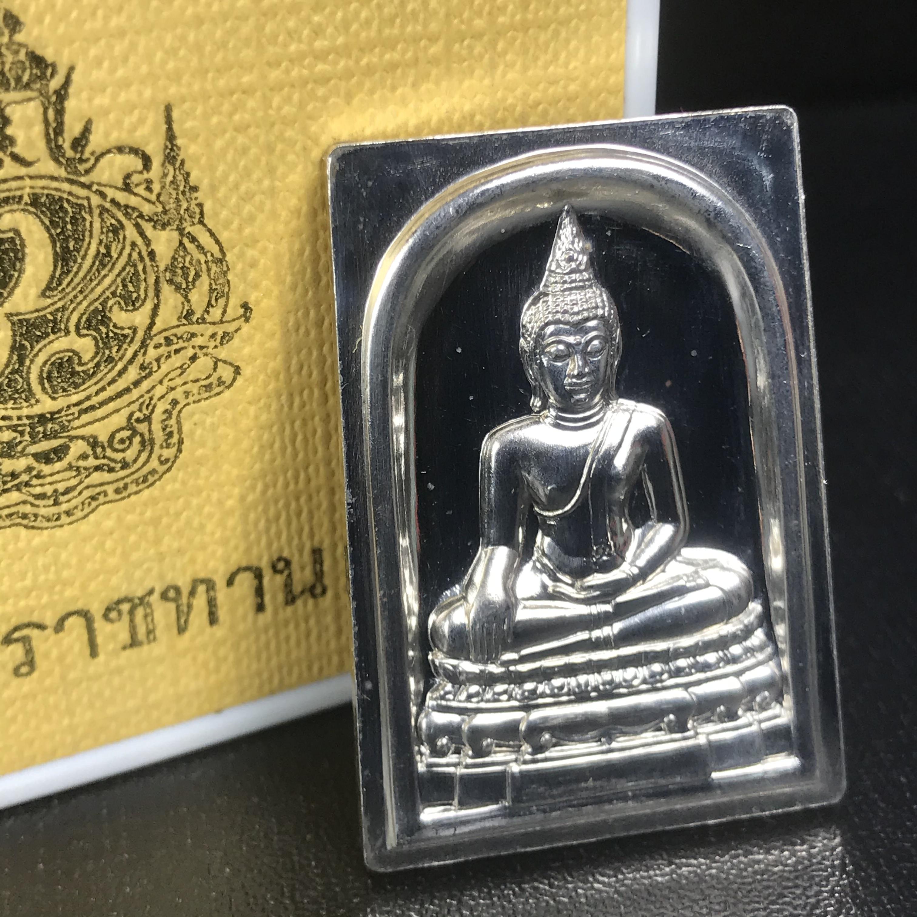 พระพุทธชินสีห์ หลังตรา ปรมาภิไธยย่อ ภปร. ในวโรกาสเฉลิมพระชมพรรษาในหลวงรัชกาลที่9 ครบ 7 รอบ และ ที่ระลึกสมโภชวัดบวรนิเวศวิหารครบ 175 ปี พ.ศ.2554 เหรียญเนื้อเงิน พิมพ์ใหญ่ ขนาดสูง 3.8 ซม. พร้อมกล่องบรรจุเดิมพระราชทาน(1 ใน 1585 เหรียญ)หายาก