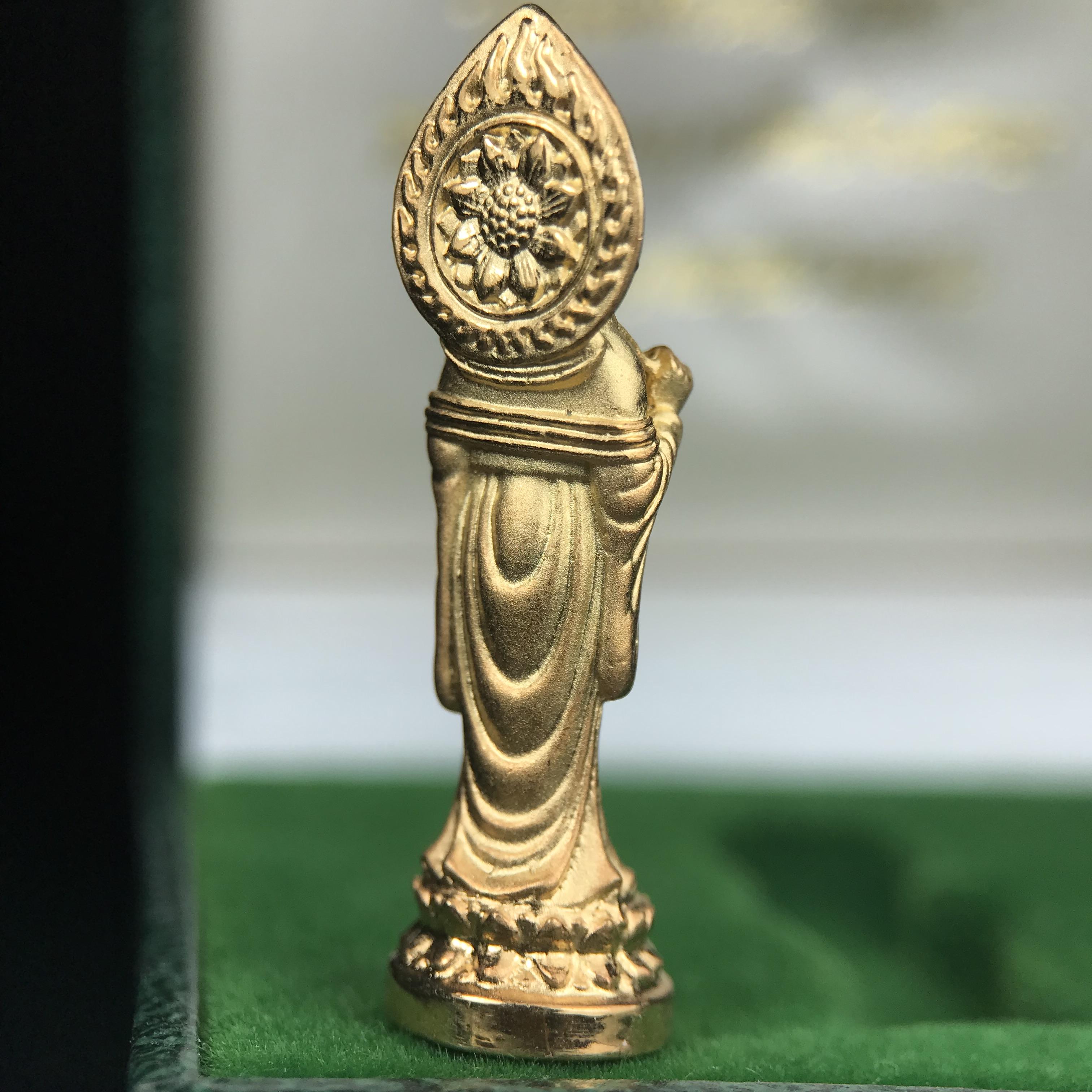 พระโพธิสัตว์อวโลกิเตศวร (เจ้าแม่กวนอิม) รุ่นฉลองปีกาญจนาภิเษก ปี 2540 เนื้อชุบทอง กะไหล่ทอง พ่น ทราย(สวยดุจทองคำ) เทศบาลนครหาดใหญ่จัดสร้างถวายเฉลิมพระเกียรติพระบาทสมเด็จพระเจ้าอยู่หัวทรงครองสิริราชสมบัติครบ 50 ปี(สภาพสวยเดิมพร้อมกล่องบรรจุเดิม)หายาก