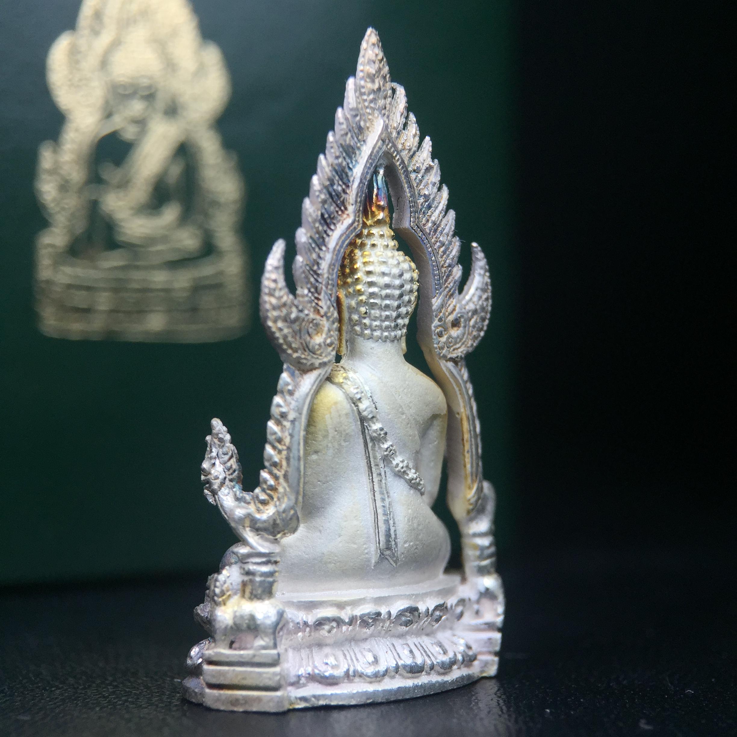 พระพุทธชินราช รุ่นมหาลาภ พิธีพุทธาภิเษกวัดพระศรีรัตนมหาธาตุวรมหาวิหาร จ.พิษณุโลก ปี 2540 เนื้อเงินบริสุทธิ์ 99.9% (นวลเงา)(สภาพผิวเดิมขึ้นสีรุ้ง สวยมากๆเสน่ห์พระเนื้อเงิน สีสันที่ธรรมชาติสรรค์สร้าง) พร้อมกล่องบรรจุเดิม (องค์หมายเลข 11411)(เลขกระจก)นิยม