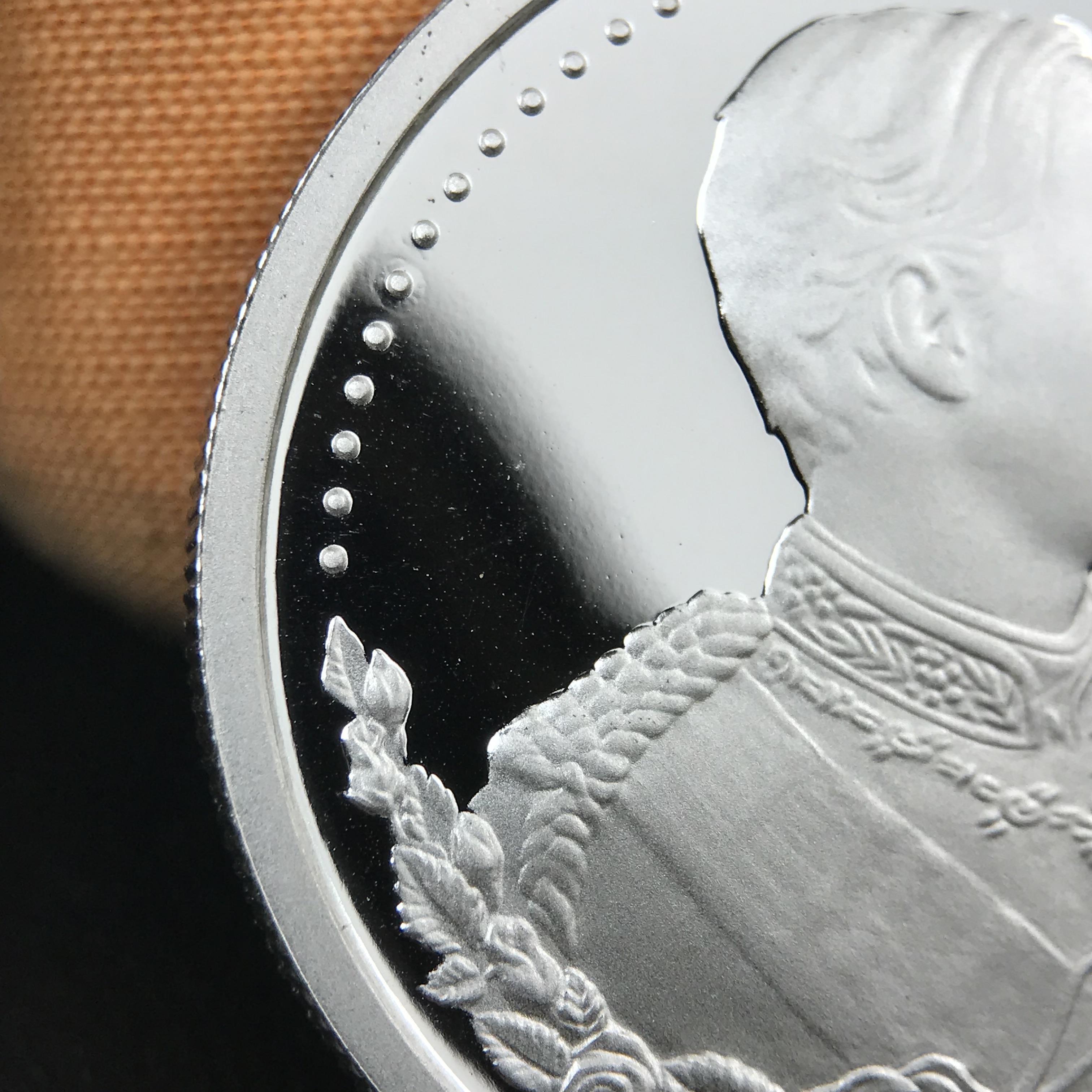 เหรียญรัชกาลที่ 5 หลัง 12 นักษัตริย์ รุ่นมหาลาภ ปี 2539 เนื้อเงินขัดเงา บล็อกนอก(เพิร์ธ)ออสเตรเรีย ขนาด 3.2 ซ.ม. กล่องบรรจุเดิมครบสมบูรณ์สวยงาม พิธีพุทธาภิเษก ณ.พระอุโบสถ วัดพระแก้ว สมเด็จพระญาณสังวร สมเด็จพระสังฆราช เป็นประธานพิธี