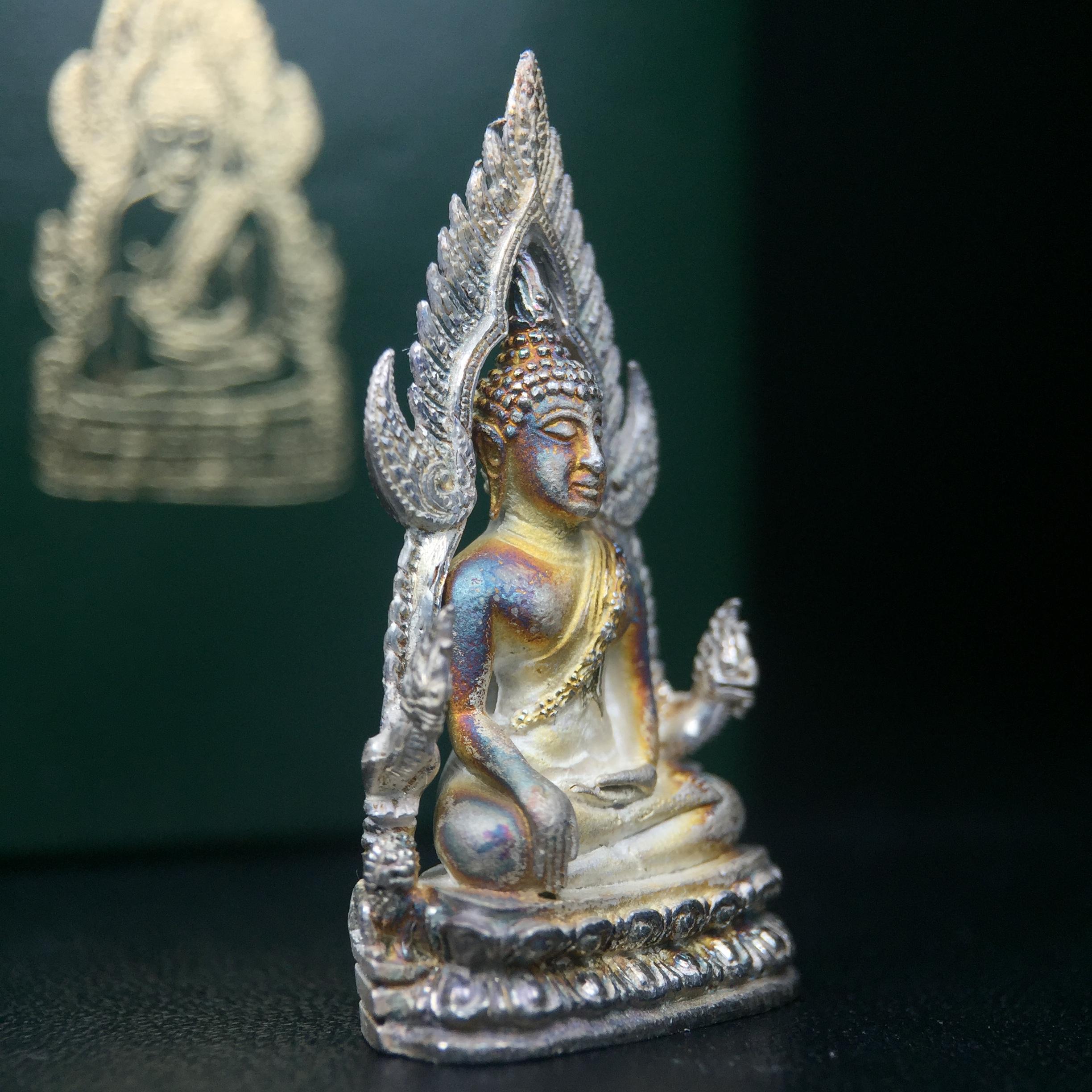 พระพุทธชินราช รุ่นมหาลาภ พิธีพุทธาภิเษกวัดพระศรีรัตนมหาธาตุวรมหาวิหาร จ.พิษณุโลก ปี 2540 เนื้อเงินบริสุทธิ์ 99.9% (นวลเงา)(สภาพผิวเดิมขึ้นสีรุ้ง สวยมากๆเสน่ห์พระเนื้อเงิน สีสันที่ธรรมชาติสรรค์สร้าง) พร้อมกล่องบรรจุเดิม (องค์หมายเลข 11411)(เลขกระจก)นิยม