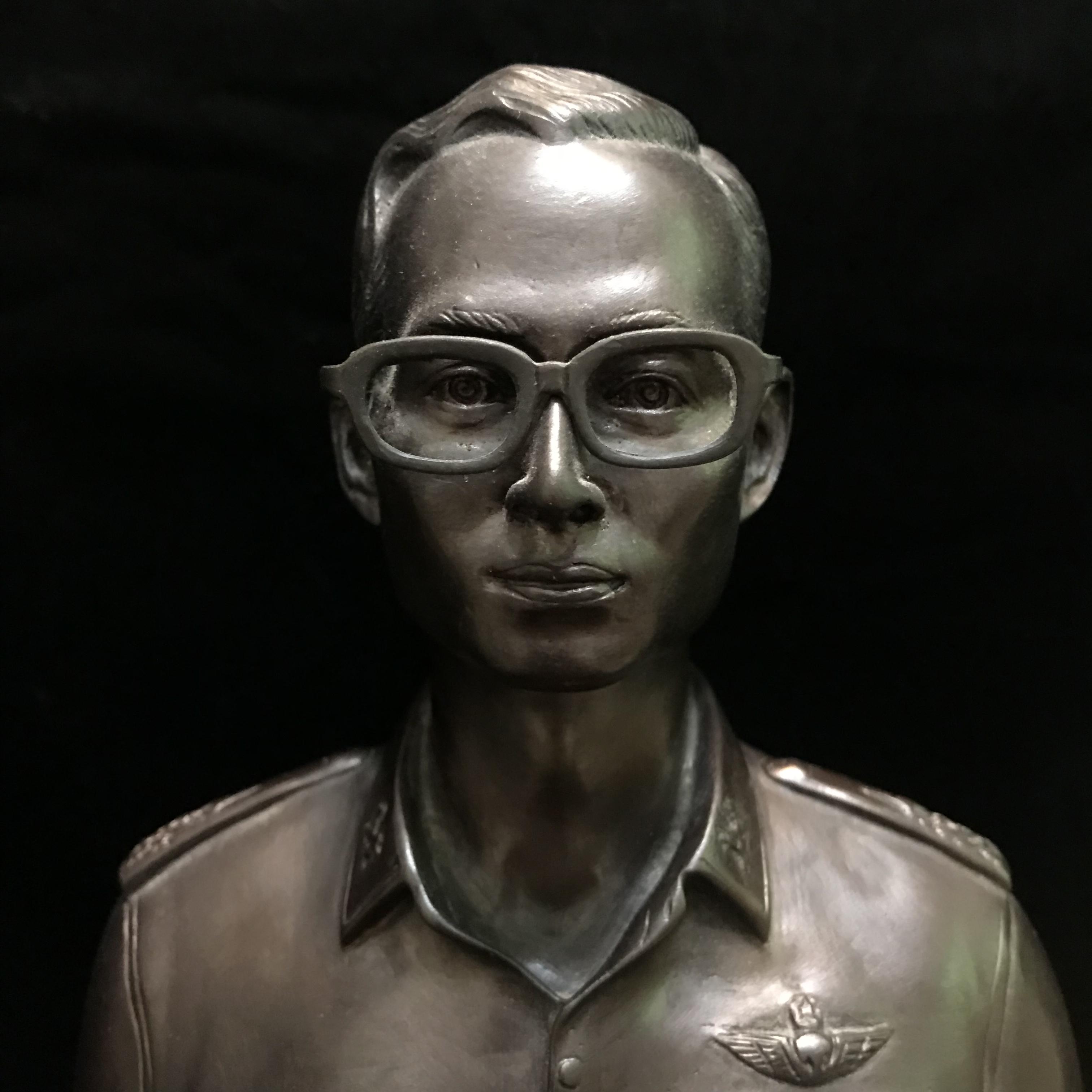 พระบรมรูปหล่อในหลวงรัชกาลที่ 9 กรมราชองครักษ์ รุ่น2 ปี2539 เป็นแบบฐานสูง(เดิมจากผู้จัดสร้าง)(นิยม)(หายาก)