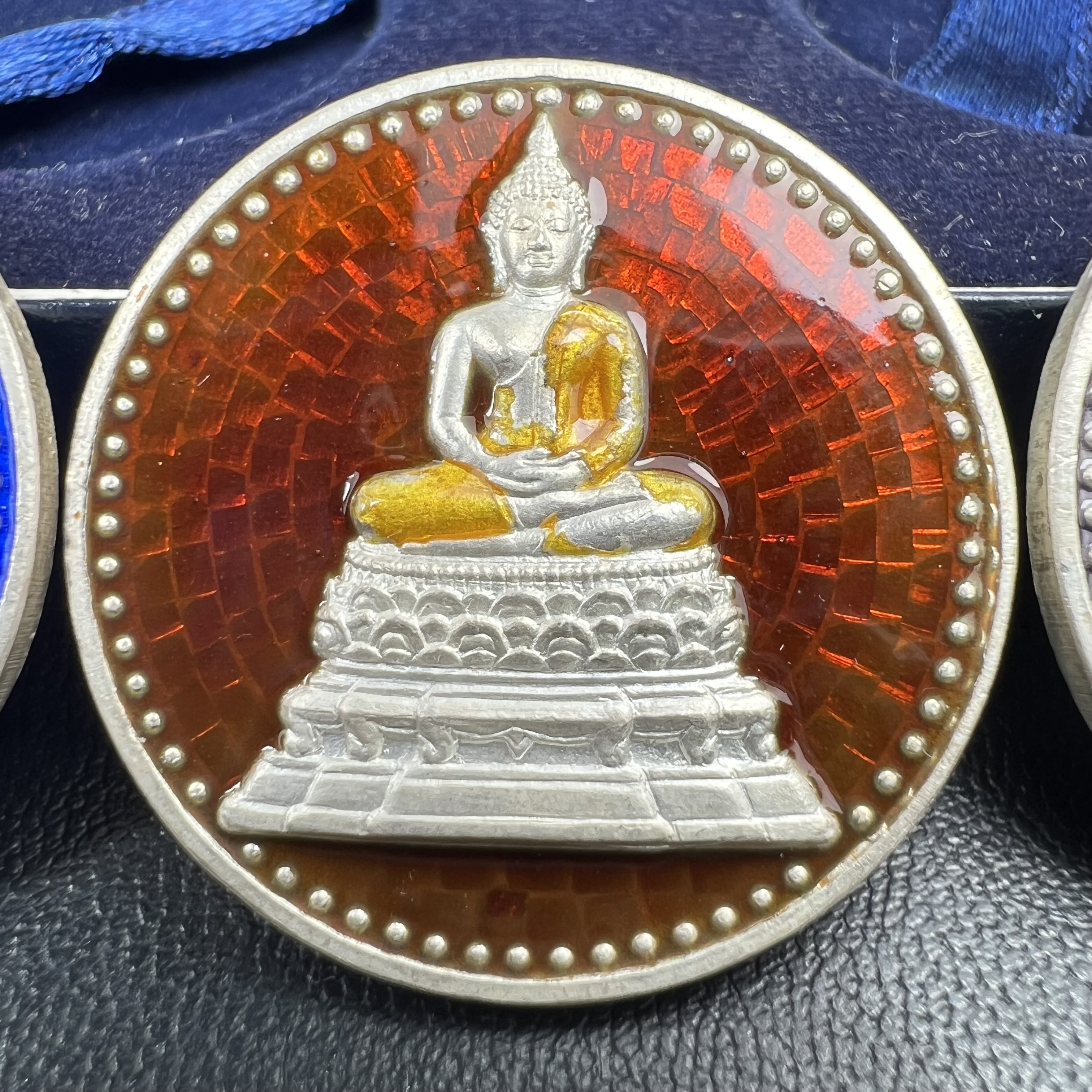 พระพุทธคมนาคมบพิธ (พระพุทธสิหิงค์จำลอง)(พระพุทธรูปประจำกระทรวงคมนาคม) หลังตรา ภปร. ครบรอบ 84 ปี กระทรวงคมนาคม พ.ศ.2539 ชุดเหรียญเนื้อเงินลงยา ขนาด 2.8 ซม. ครบชุดห้าสีพร้อมกล่องบรรจุเดิม ปลุกเสก ณ วัดพระแก้ว พิธีใหญ่