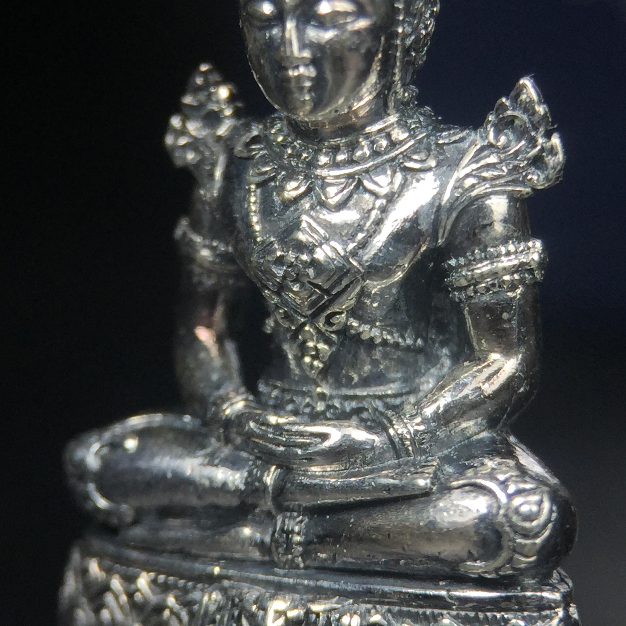 พระแก้วมรกต กรมสรรพสามิตจัดสร้างขึ้นเนื่องในโอกาสครบรอบ 64 ปีของกรมสรรพสามิต และเนื่องในวโรกาสที่พระบาทสมเด็จพระเจ้าอยู่หัวทรงครองราชย์ครบ 50 ปีในปีกาญจนาภิเษก เมื่อ พ.ศ.2539 เนื้อเงินรมดำขัดเงาพร้อมกล่องบรรจุเดิม